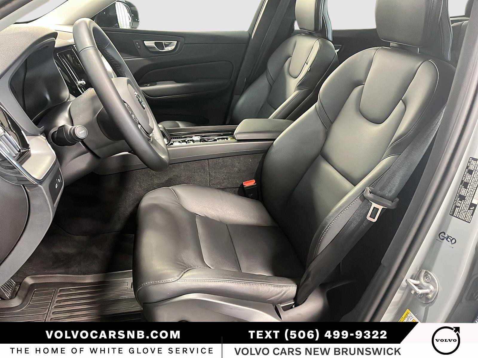 2025 Volvo XC60 Plug-In Hybrid T8 Core Dark Theme