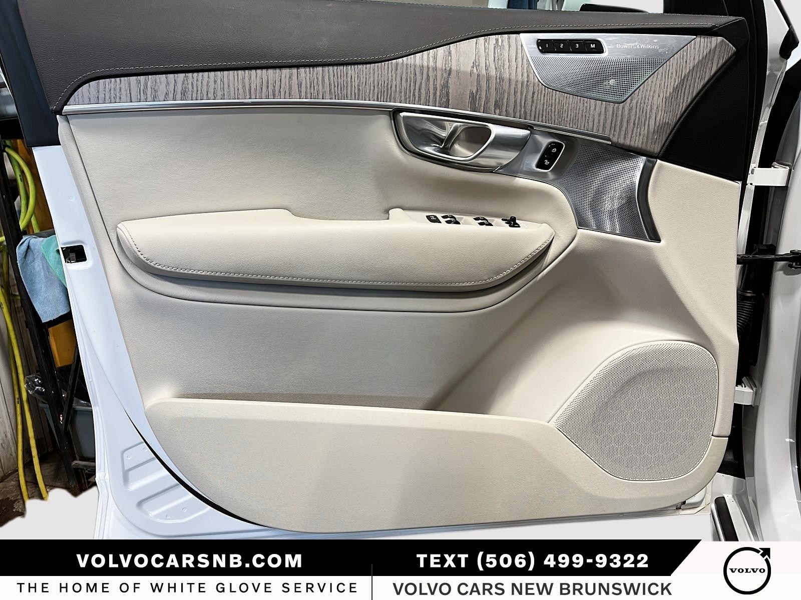 2025 Volvo XC90 B6 Ultra Bright Theme