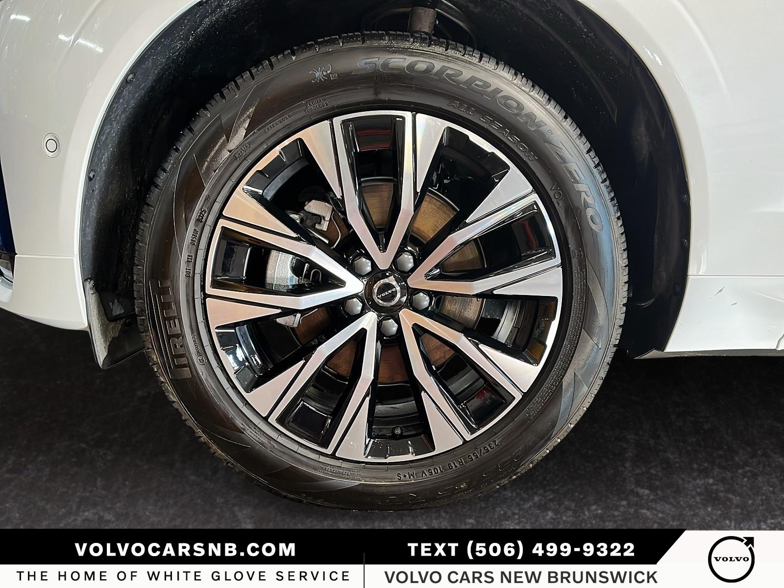 2025 Volvo XC60 B5 Plus Dark Theme