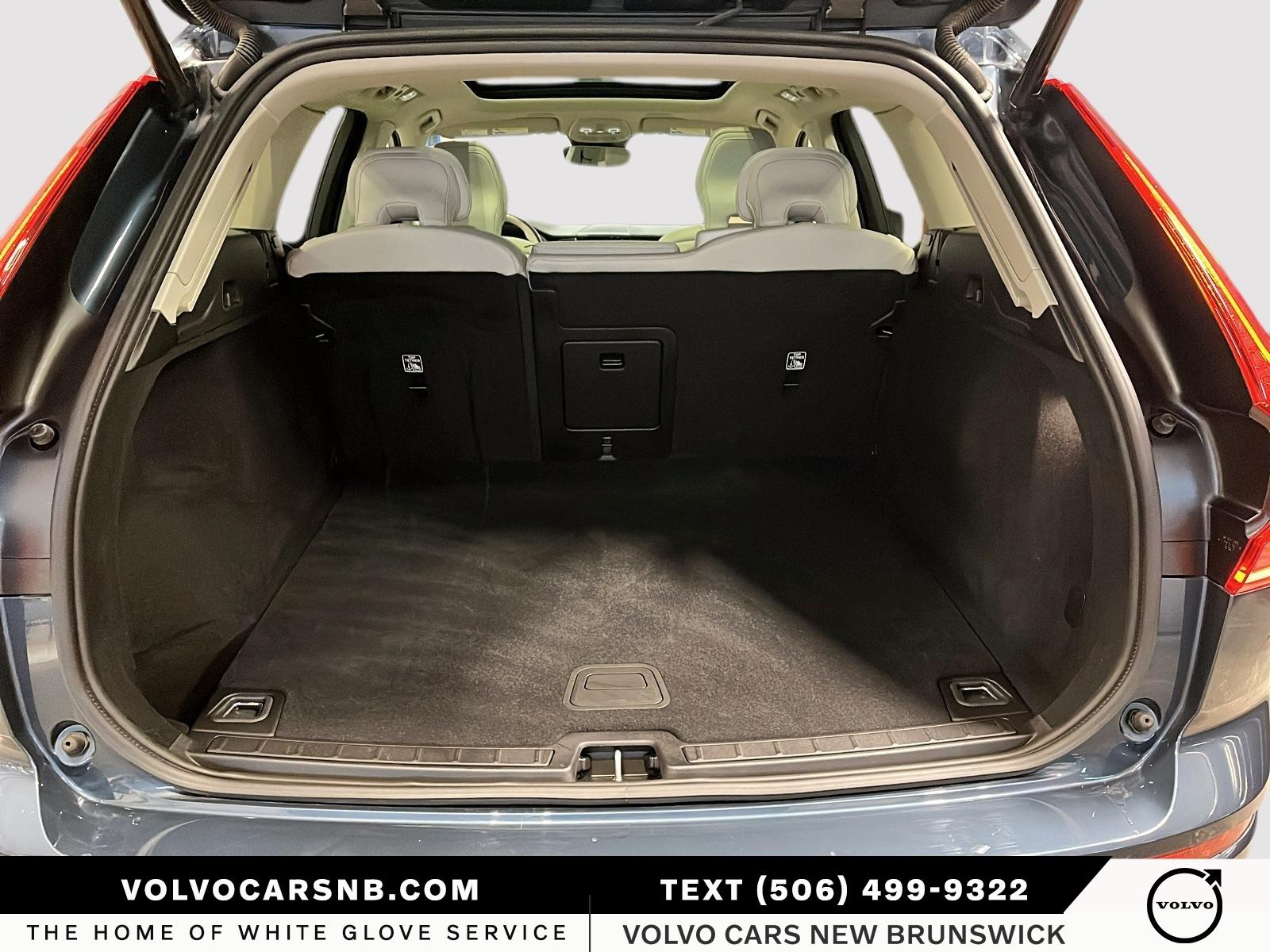 2025 Volvo XC60 B5 Core Dark Theme