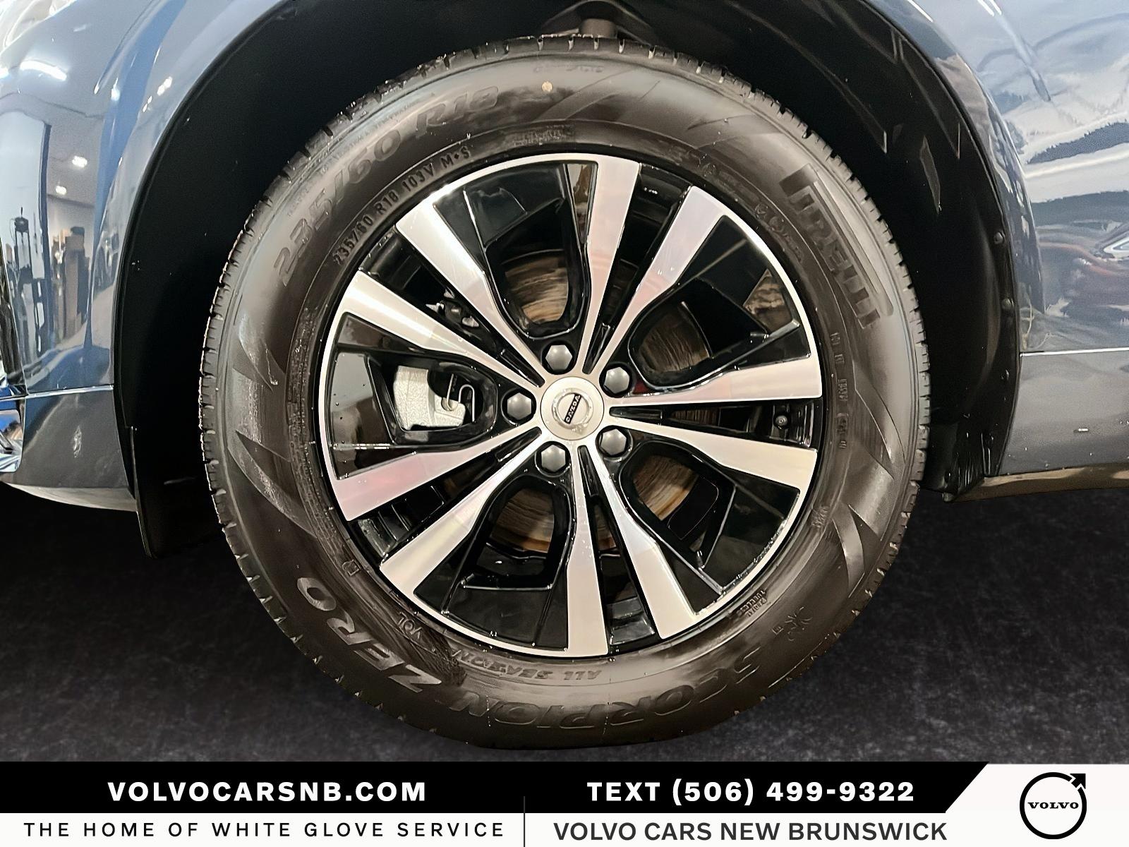 2025 Volvo XC60 B5 Core Dark Theme