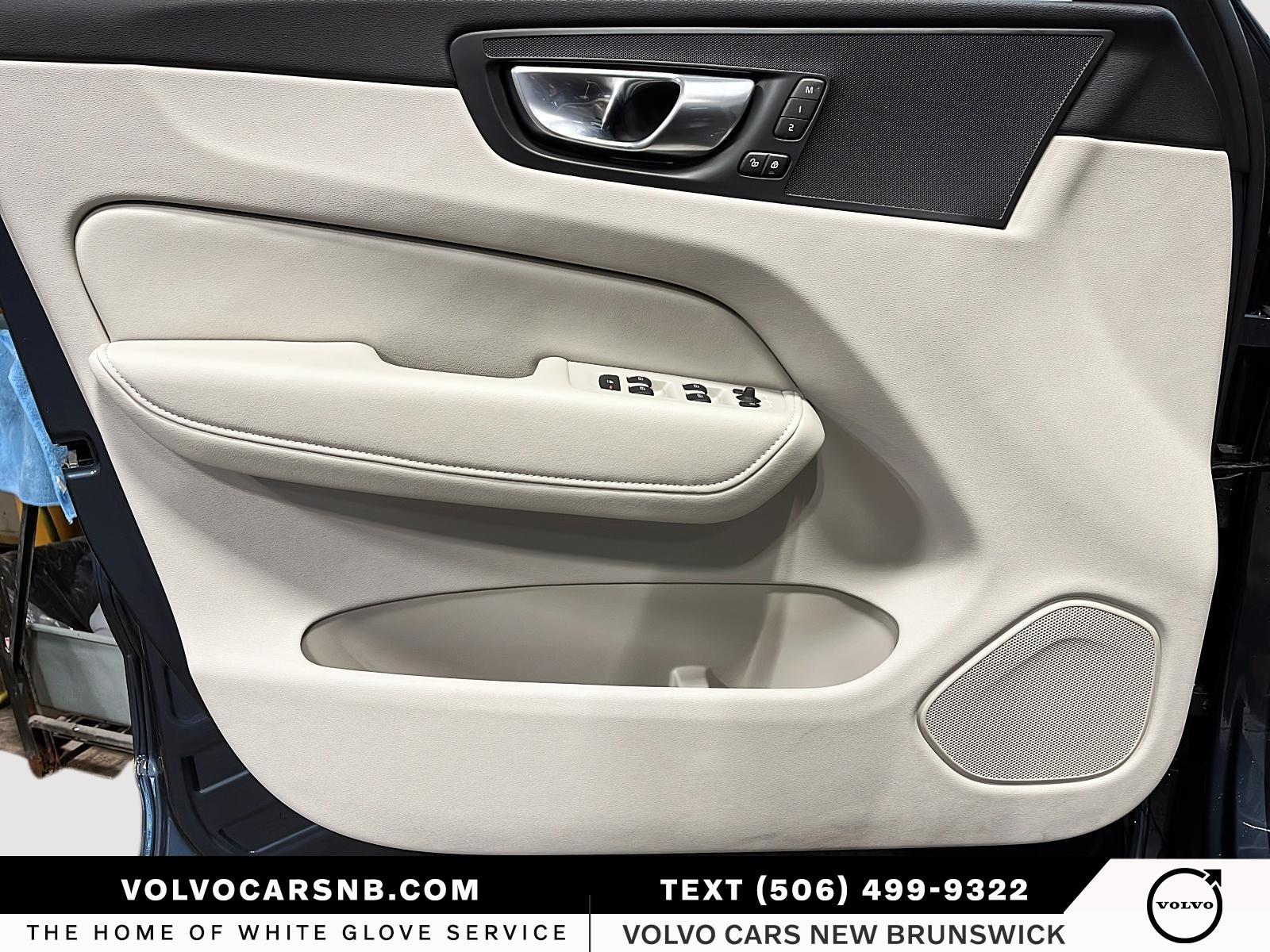 2025 Volvo XC60 B5 Core Dark Theme