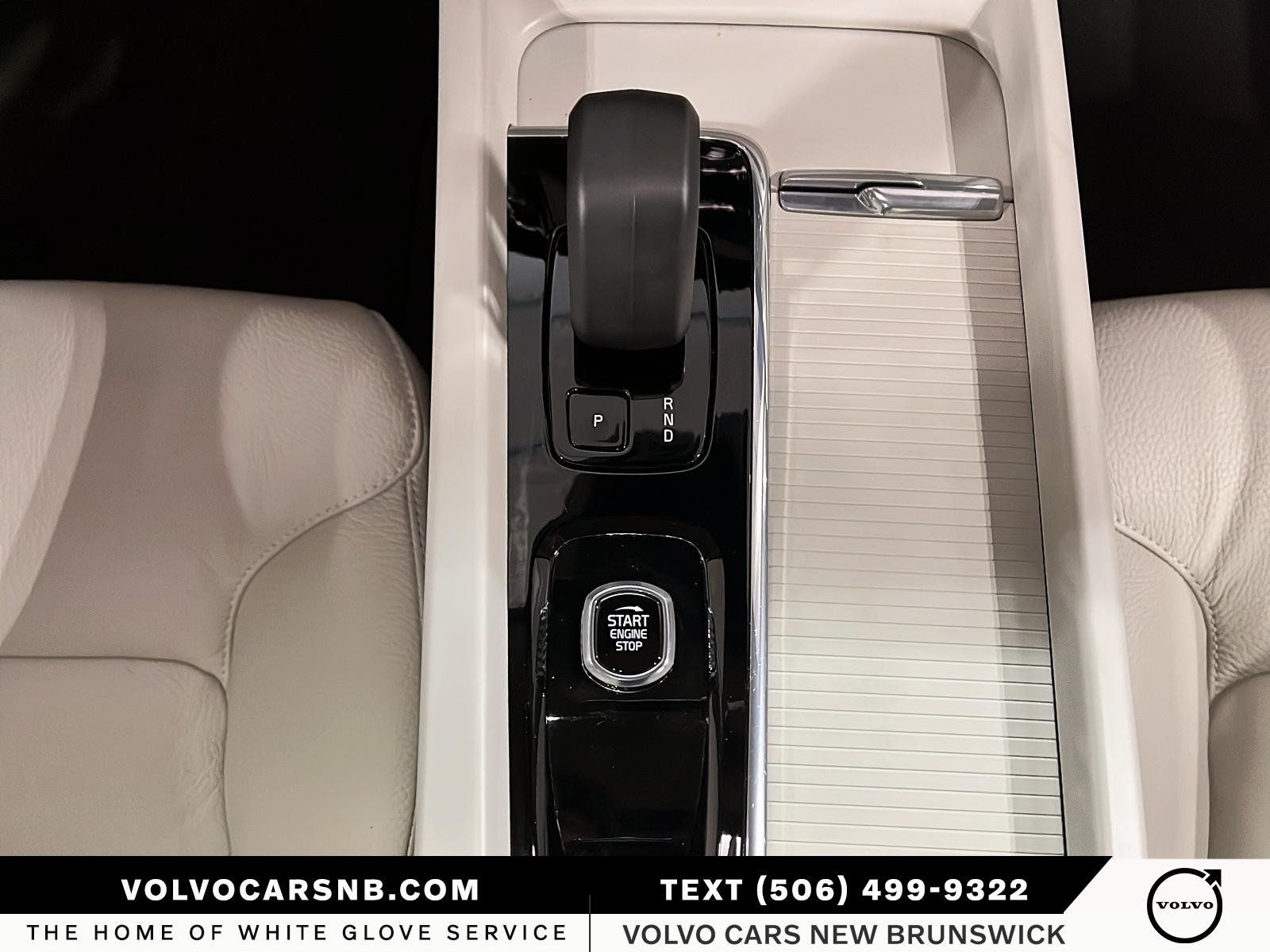 2025 Volvo XC60 B5 Core Dark Theme