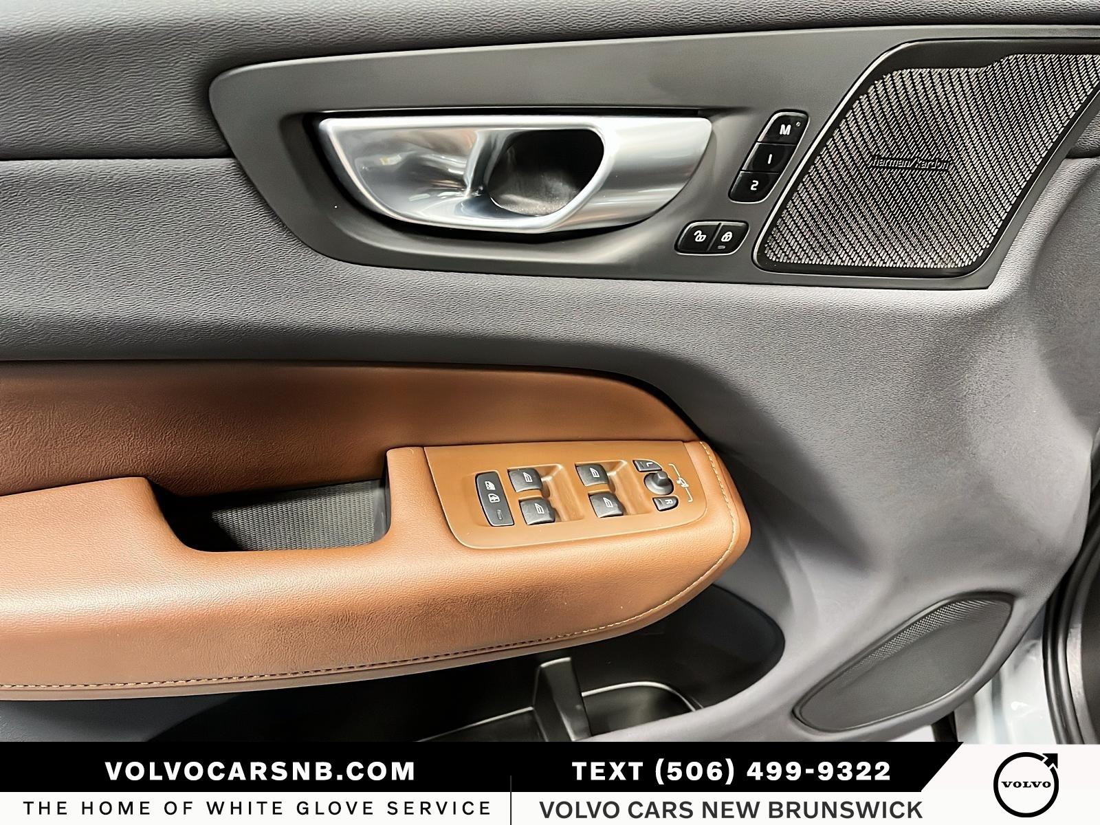 2024 Volvo XC60 Recharge Plug-In Hybrid T8 Ultimate Dark Theme