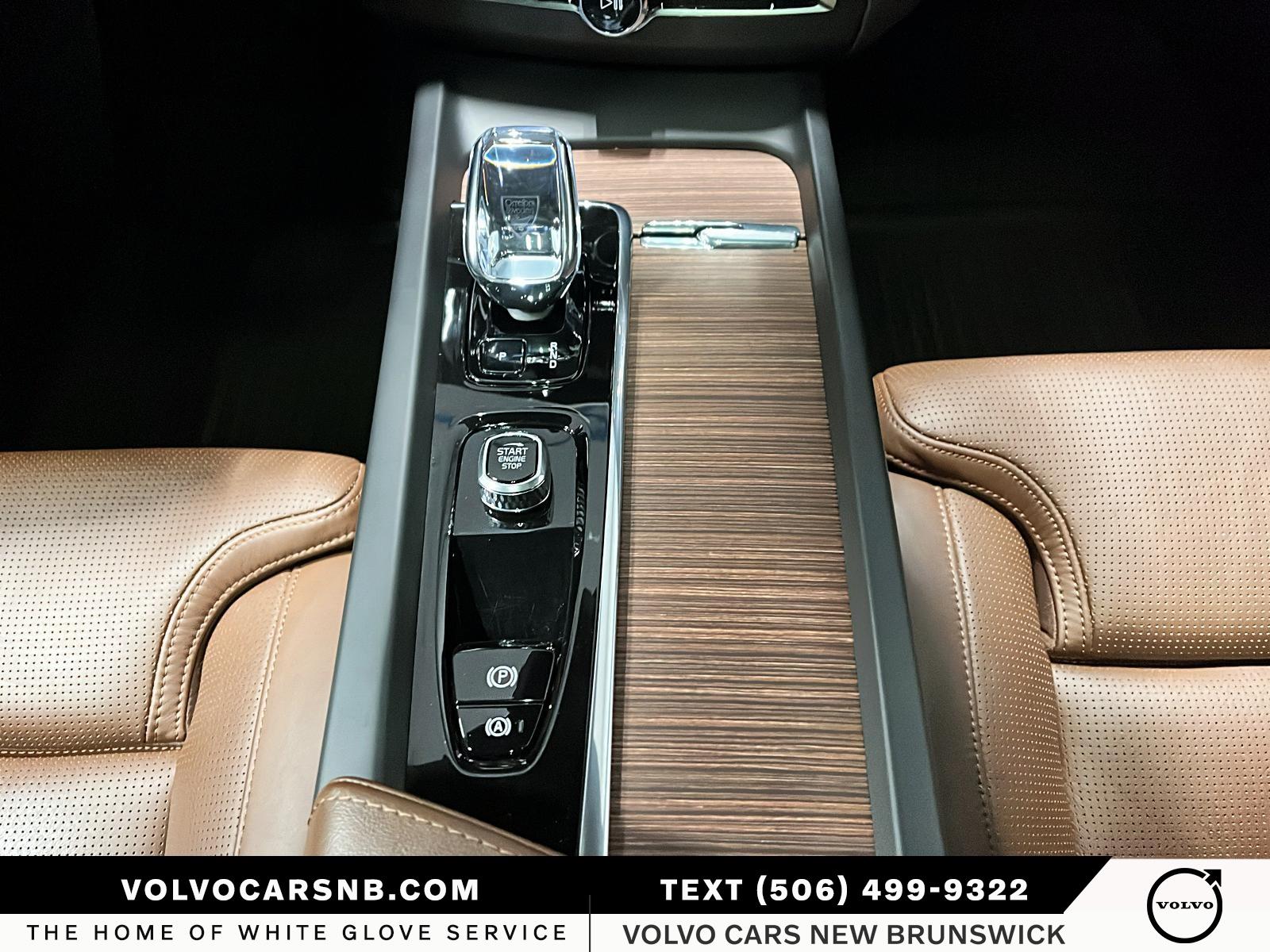 2024 Volvo XC60 Recharge Plug-In Hybrid T8 Ultimate Dark Theme