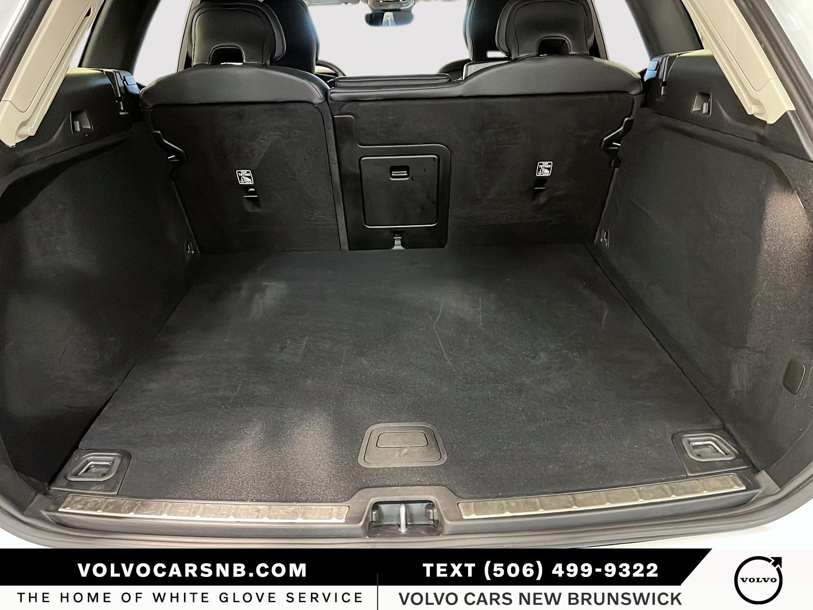 2025 Volvo XC60 B5 Plus Dark Theme