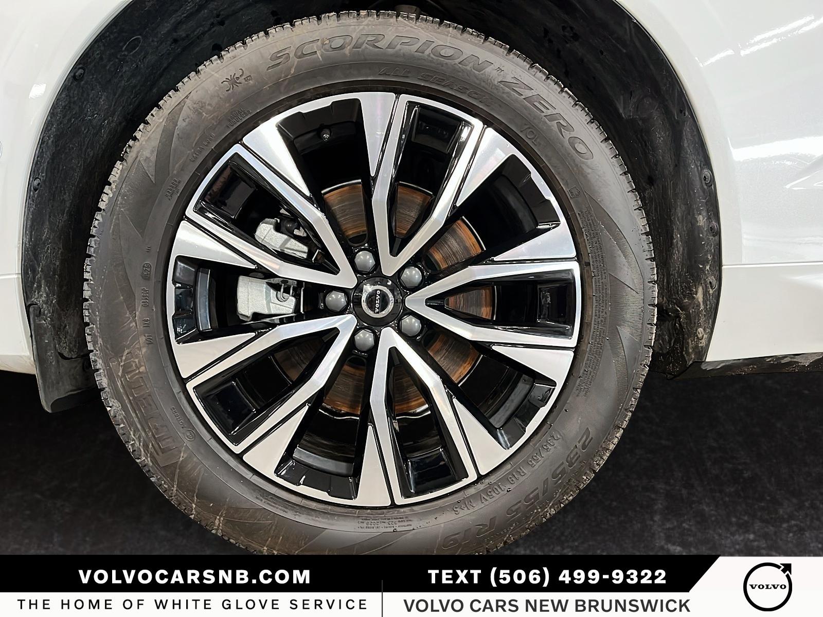 2025 Volvo XC60 B5 Plus Dark Theme