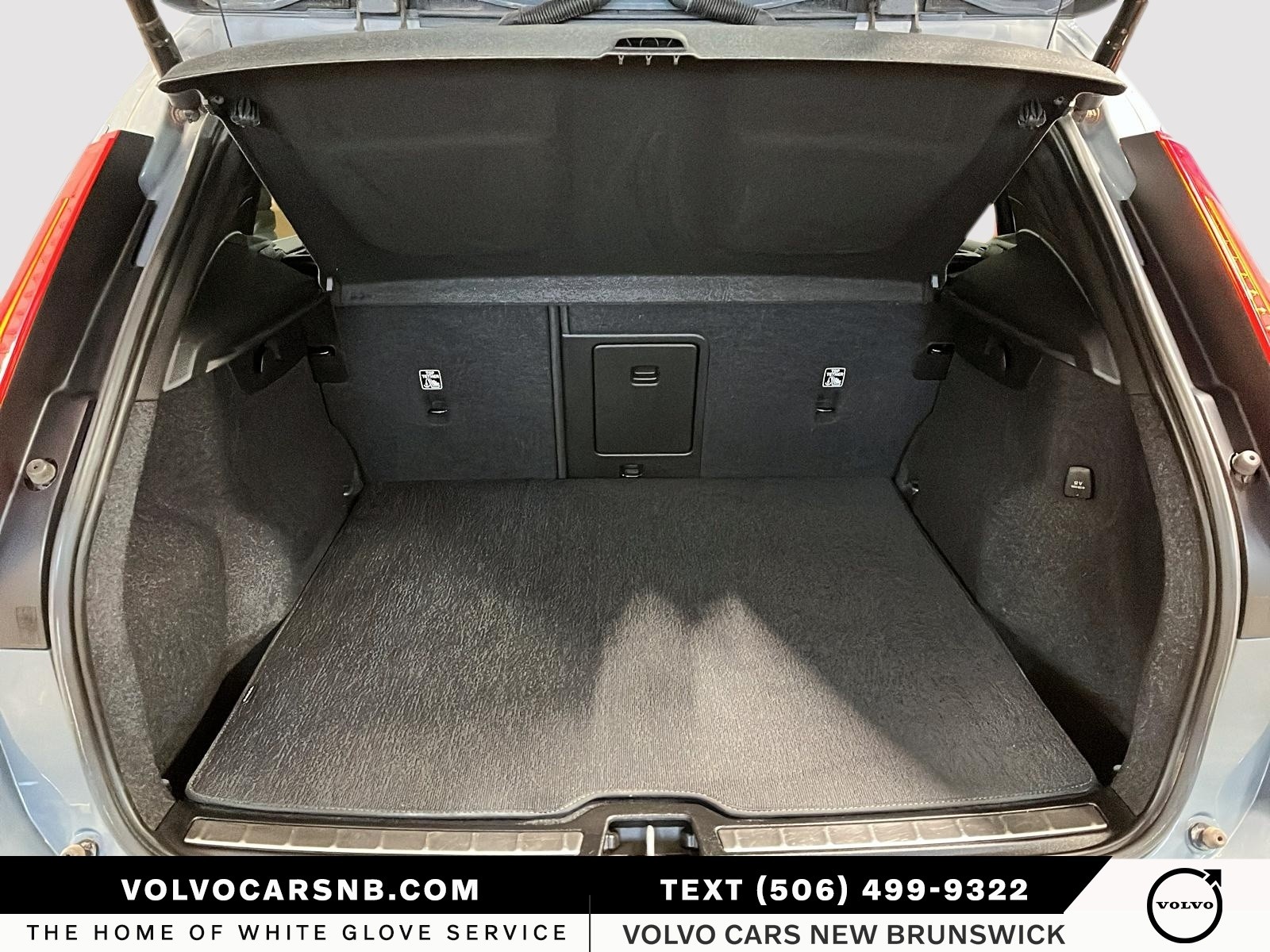 2023 Volvo XC40 B5 Ultimate Bright Theme