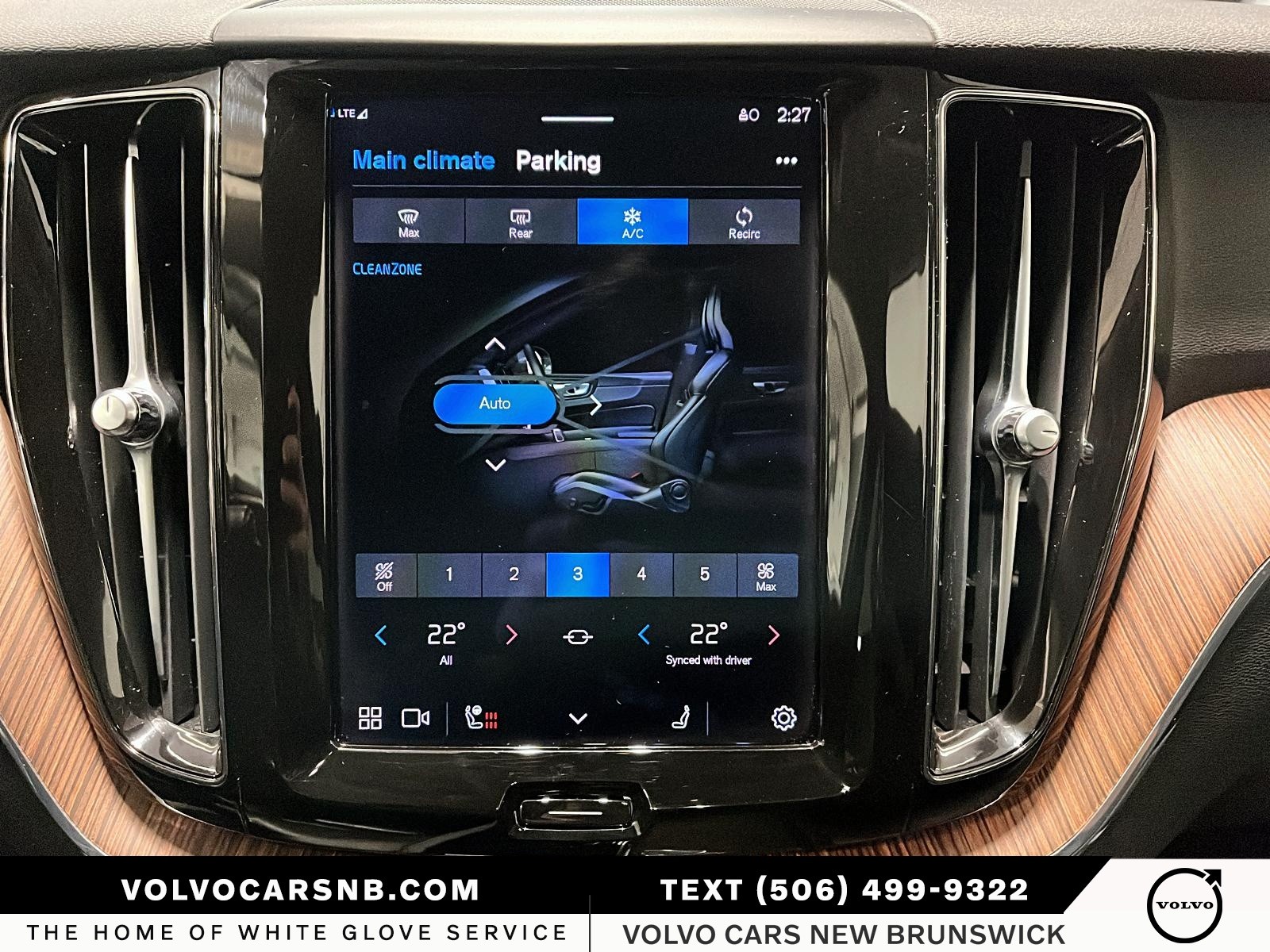 2024 Volvo XC60 Recharge Plug-In Hybrid T8 Plus Dark Theme