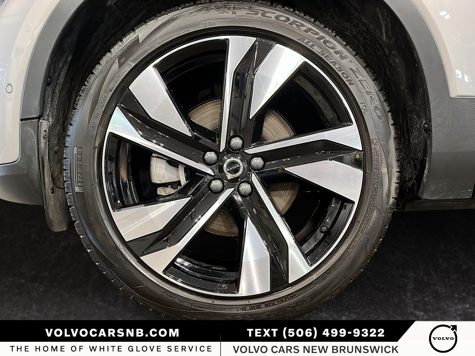 2025 Volvo XC40 B5 Plus Dark Theme