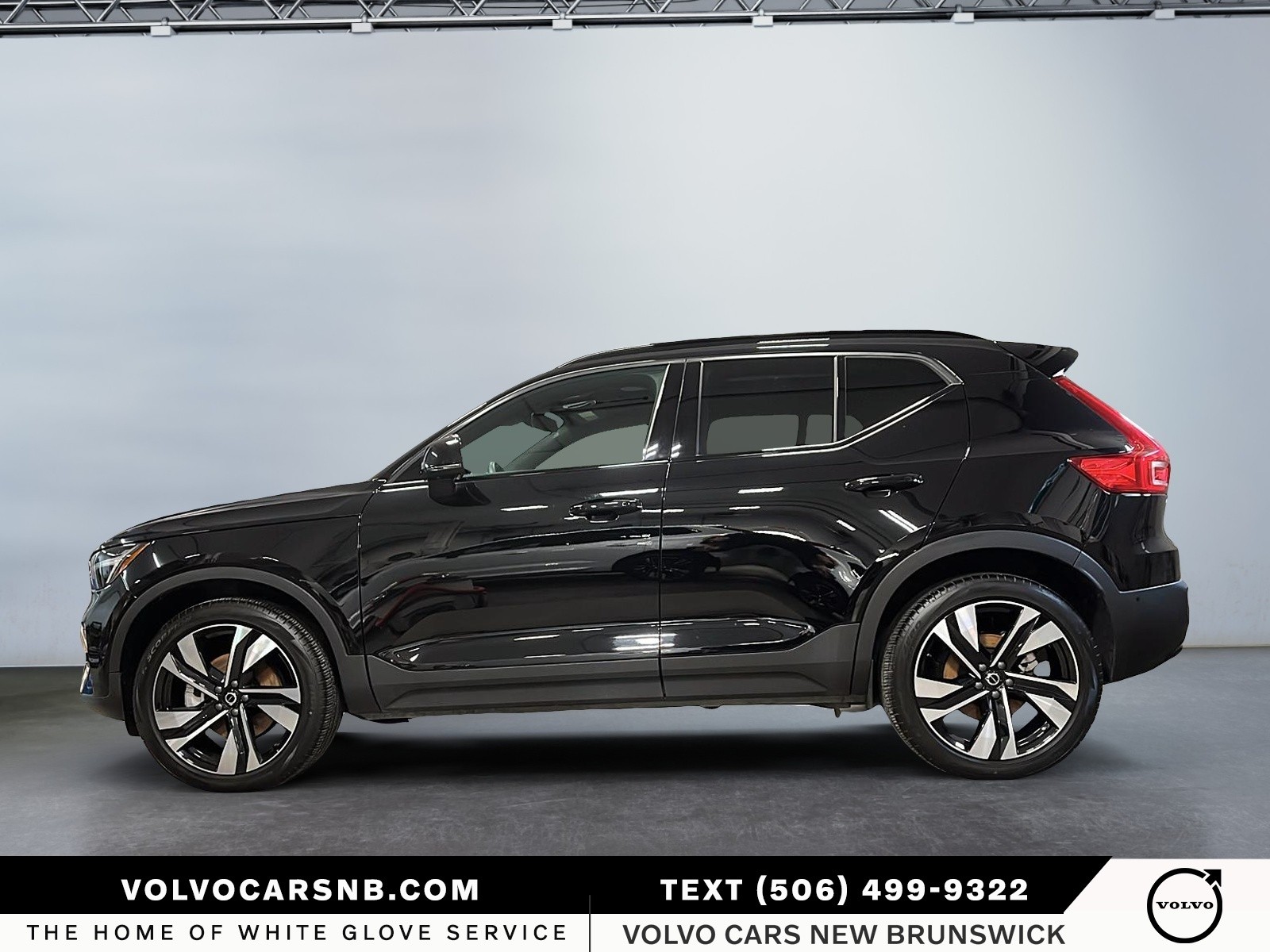 2025 Volvo XC40 B5 Plus Dark Theme