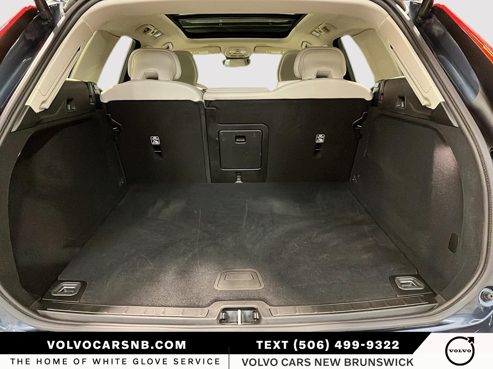 2025 Volvo XC60 B5 Core Dark Theme