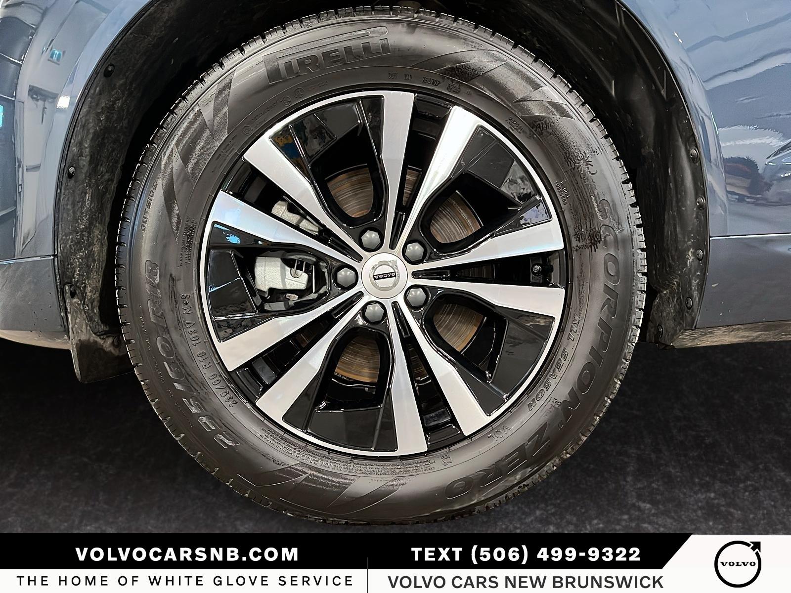 2025 Volvo XC60 B5 Core Dark Theme