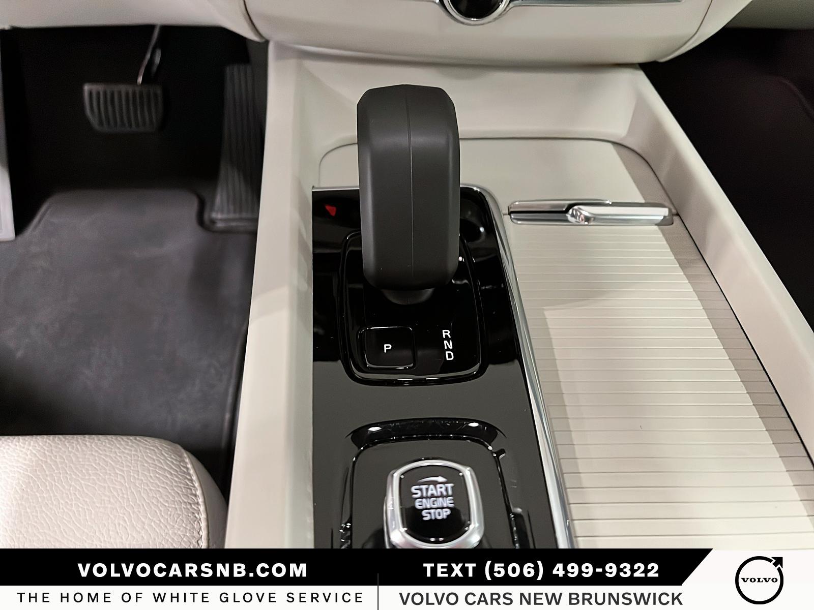 2025 Volvo XC60 B5 Core Dark Theme