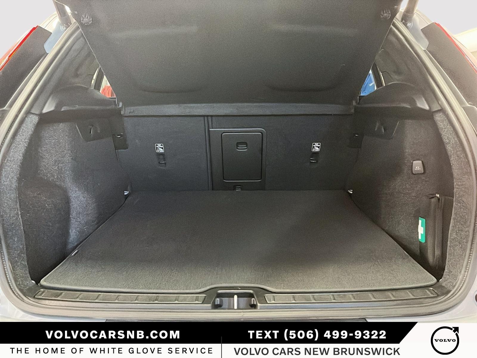 2025 Volvo XC40 B5 Plus Dark Theme