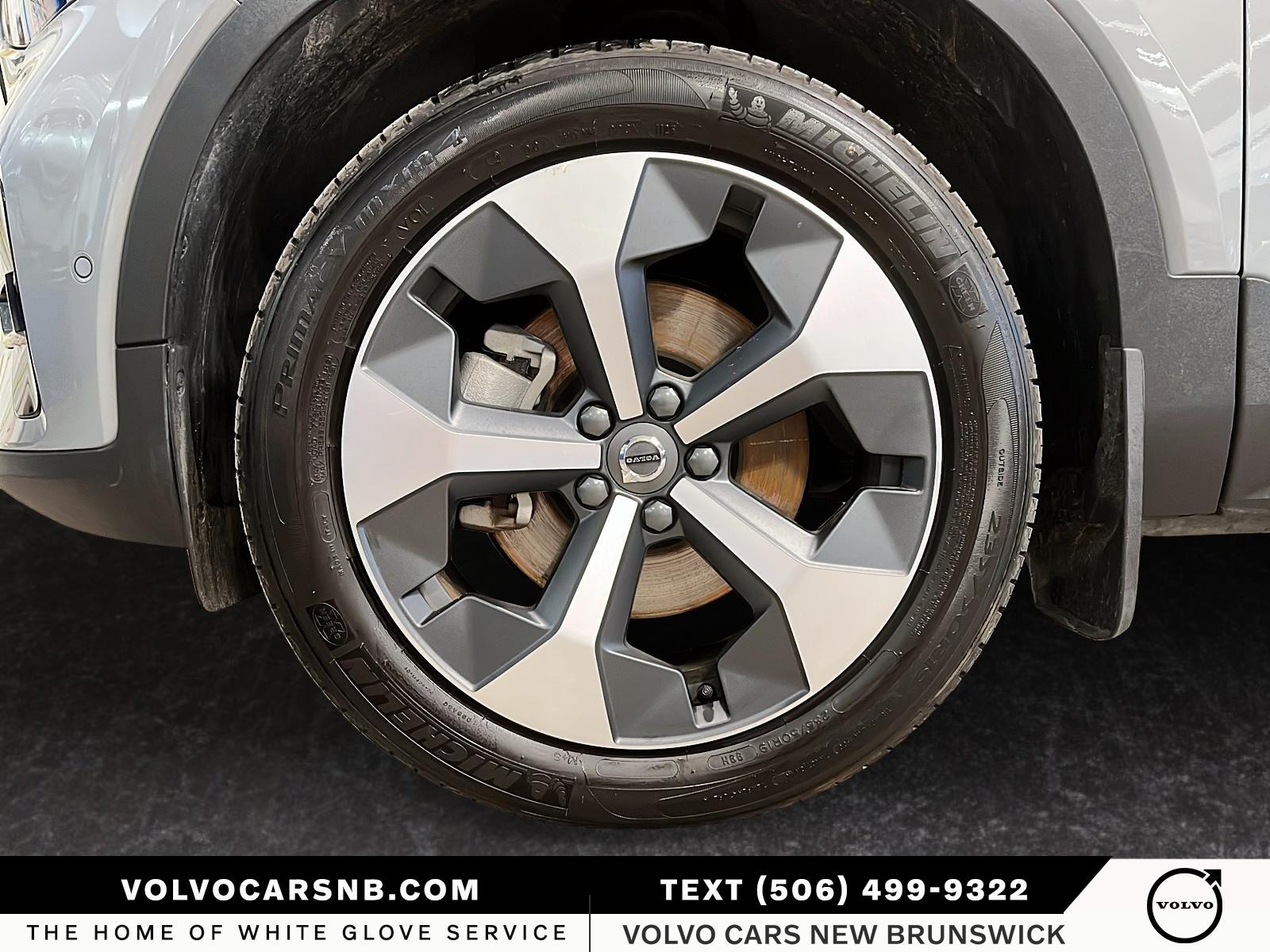 2025 Volvo XC40 B5 Plus Dark Theme