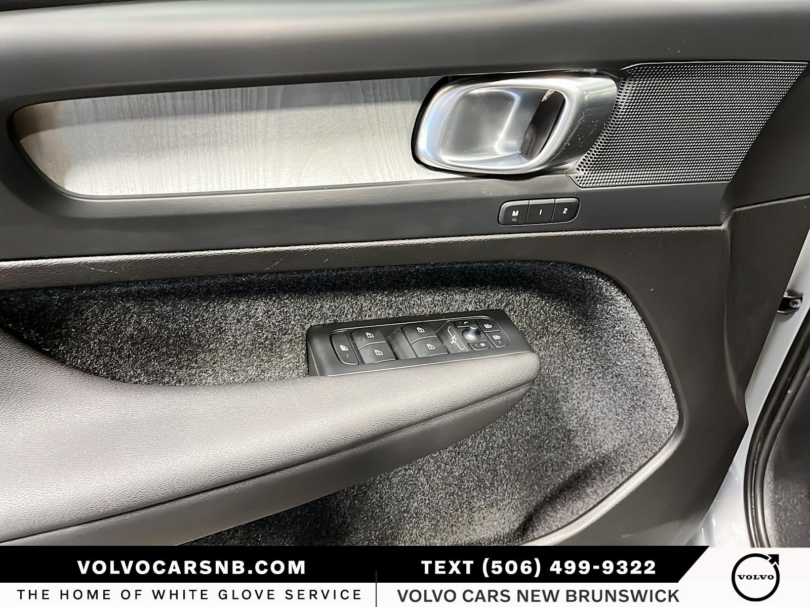 2025 Volvo XC40 B5 Plus Dark Theme