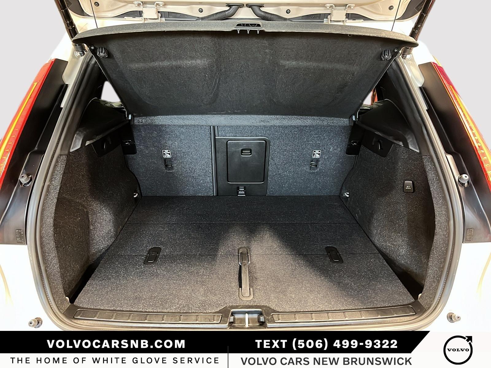 2025 Volvo XC40 B5 Plus Dark Theme