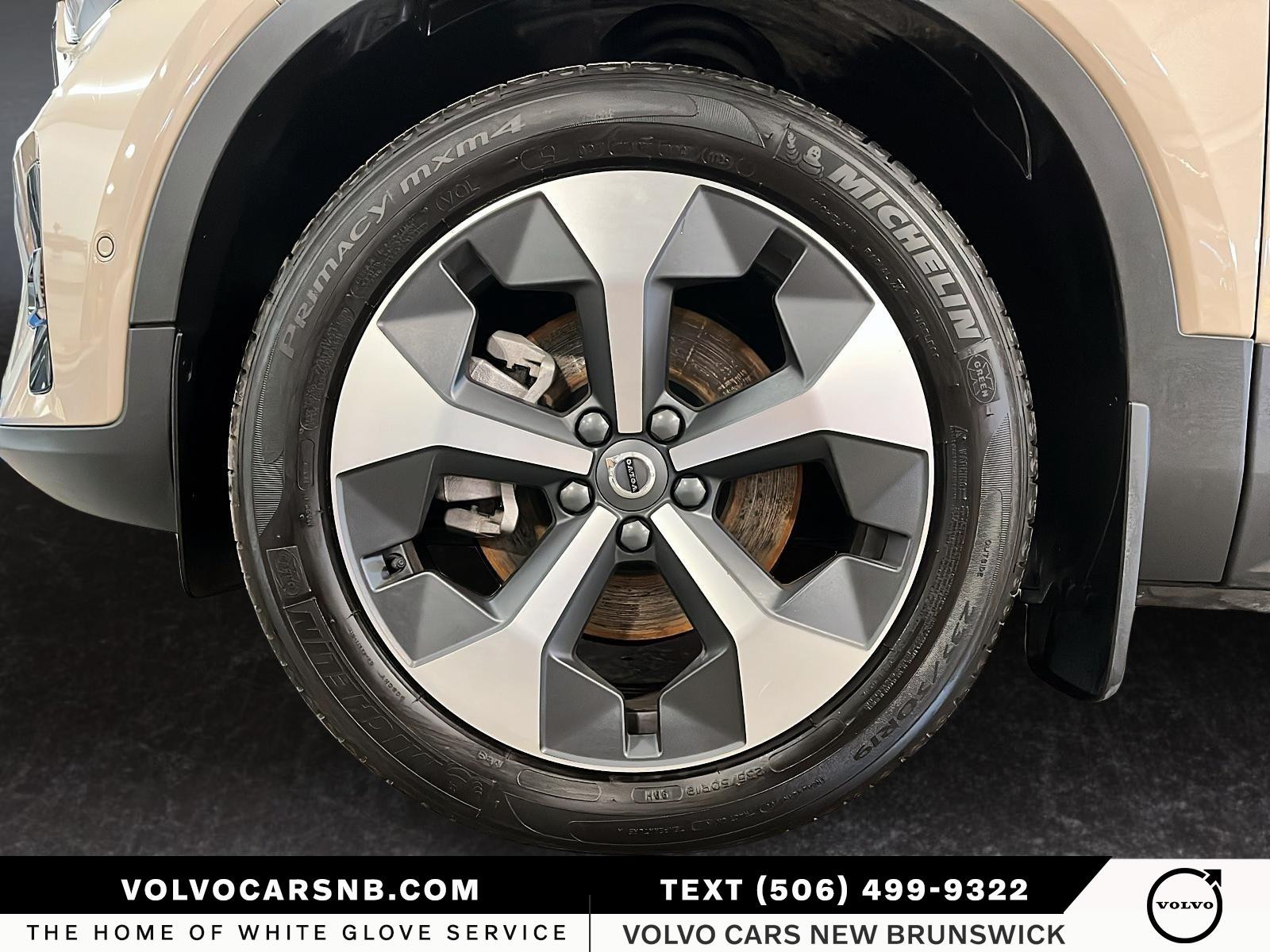 2025 Volvo XC40 B5 Plus Dark Theme