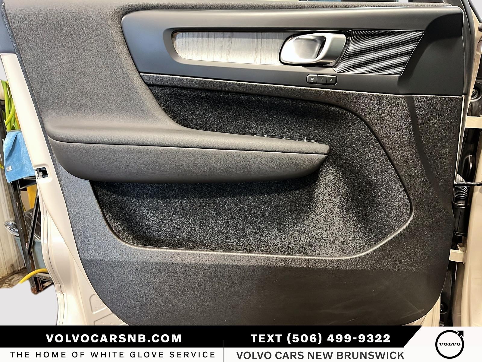 2025 Volvo XC40 B5 Plus Dark Theme