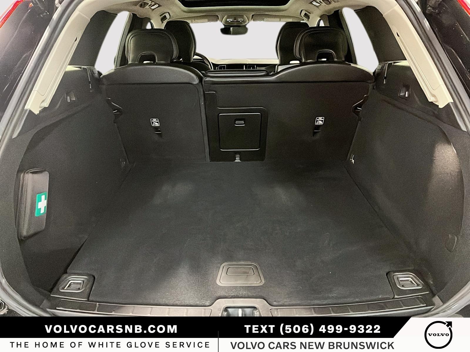 2025 Volvo XC60 B5 Core Dark Theme