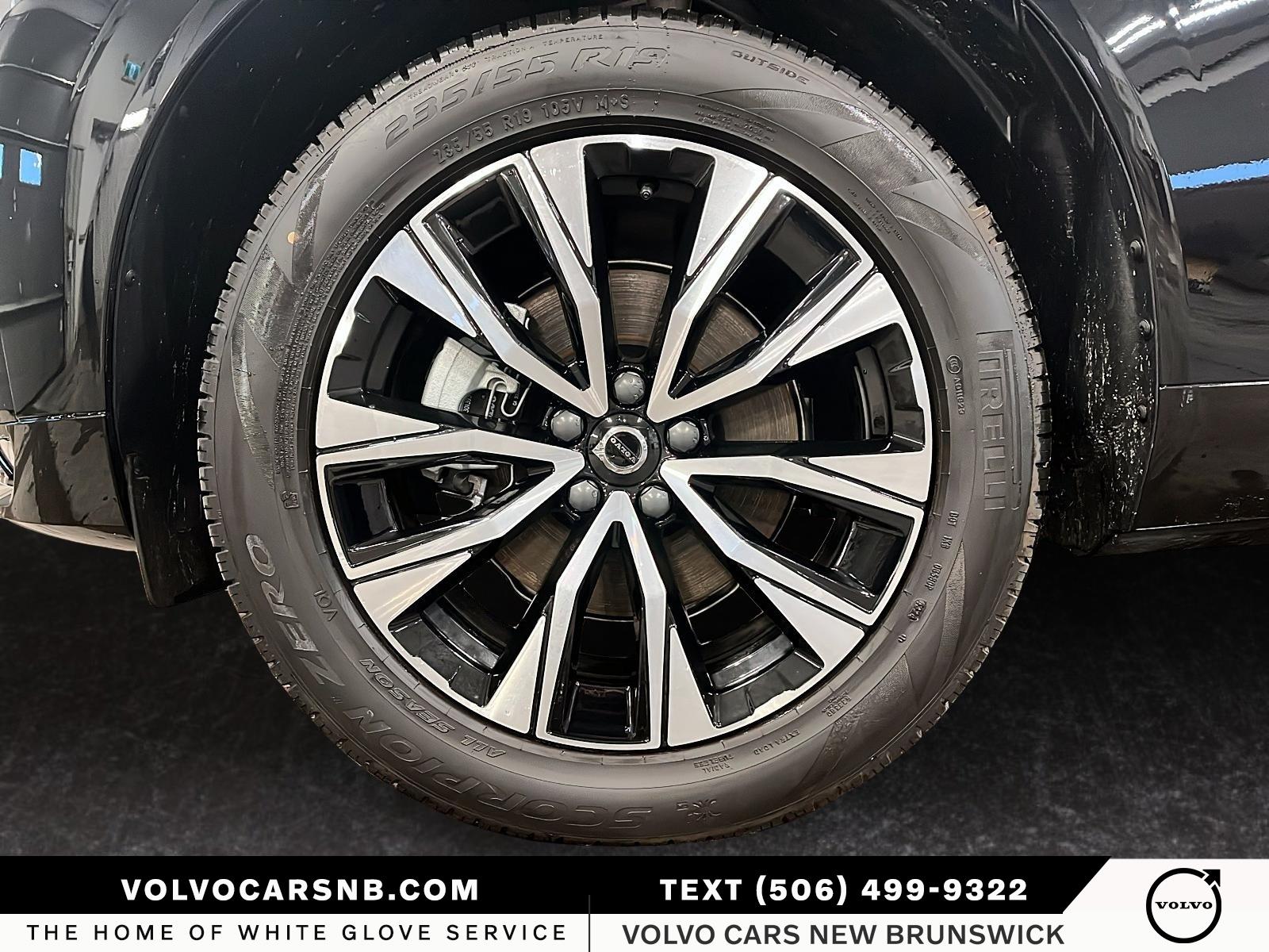 2025 Volvo XC60 B5 Core Dark Theme