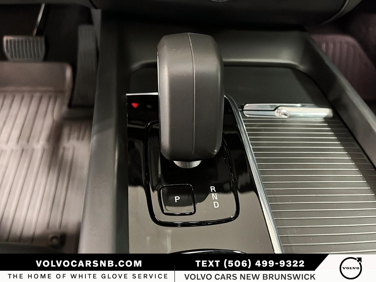 2025 Volvo XC60 Plug-In Hybrid T8 Core Dark Theme