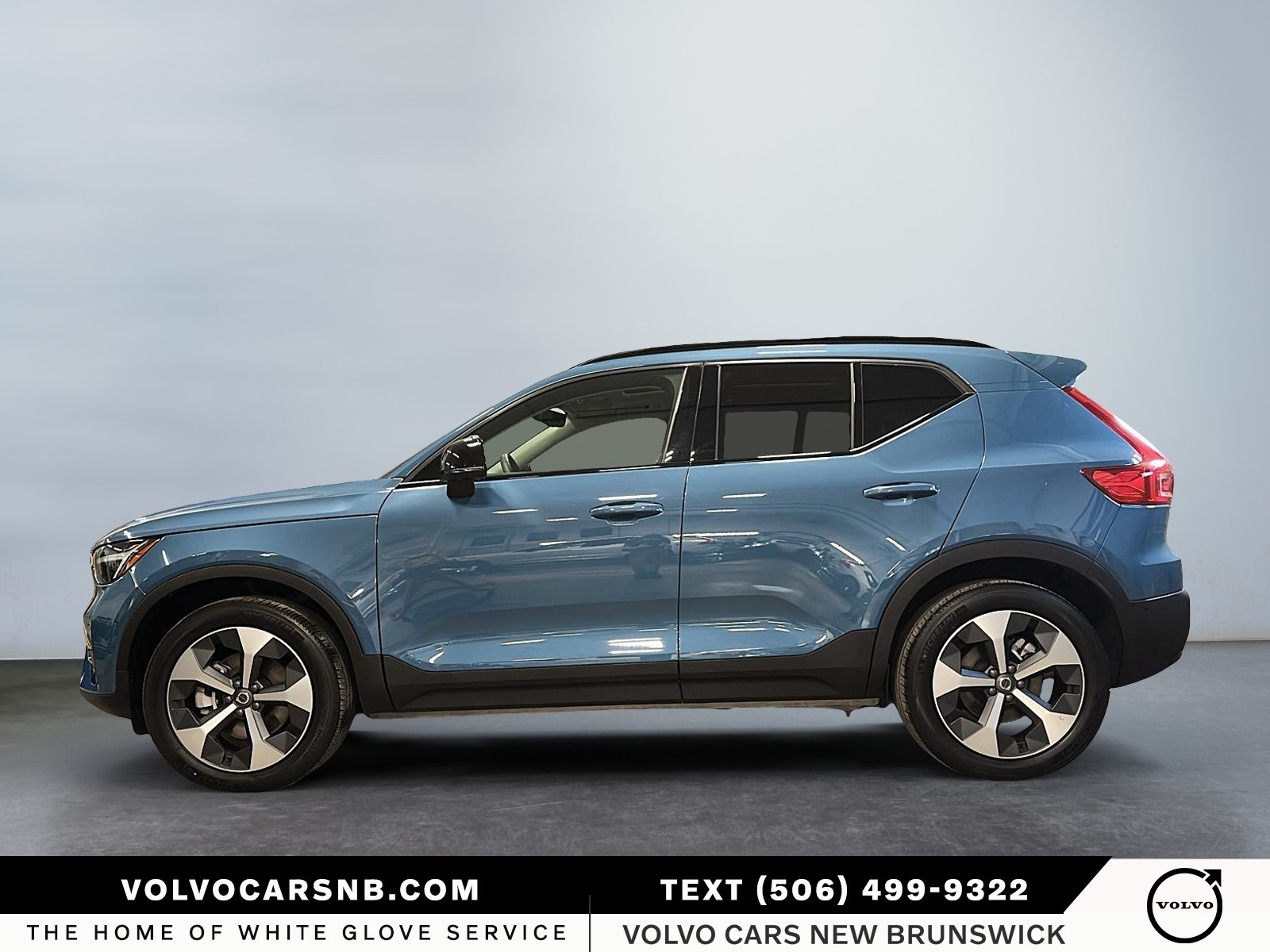 2025 Volvo XC40 B5 Plus Dark Theme