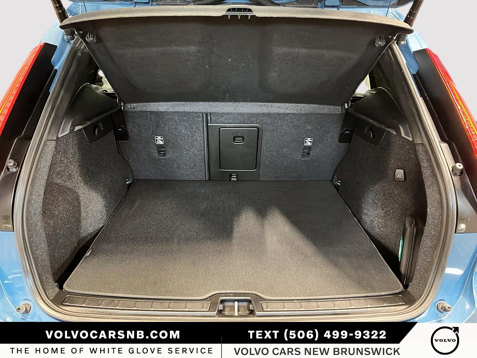 2025 Volvo XC40 B5 Plus Dark Theme