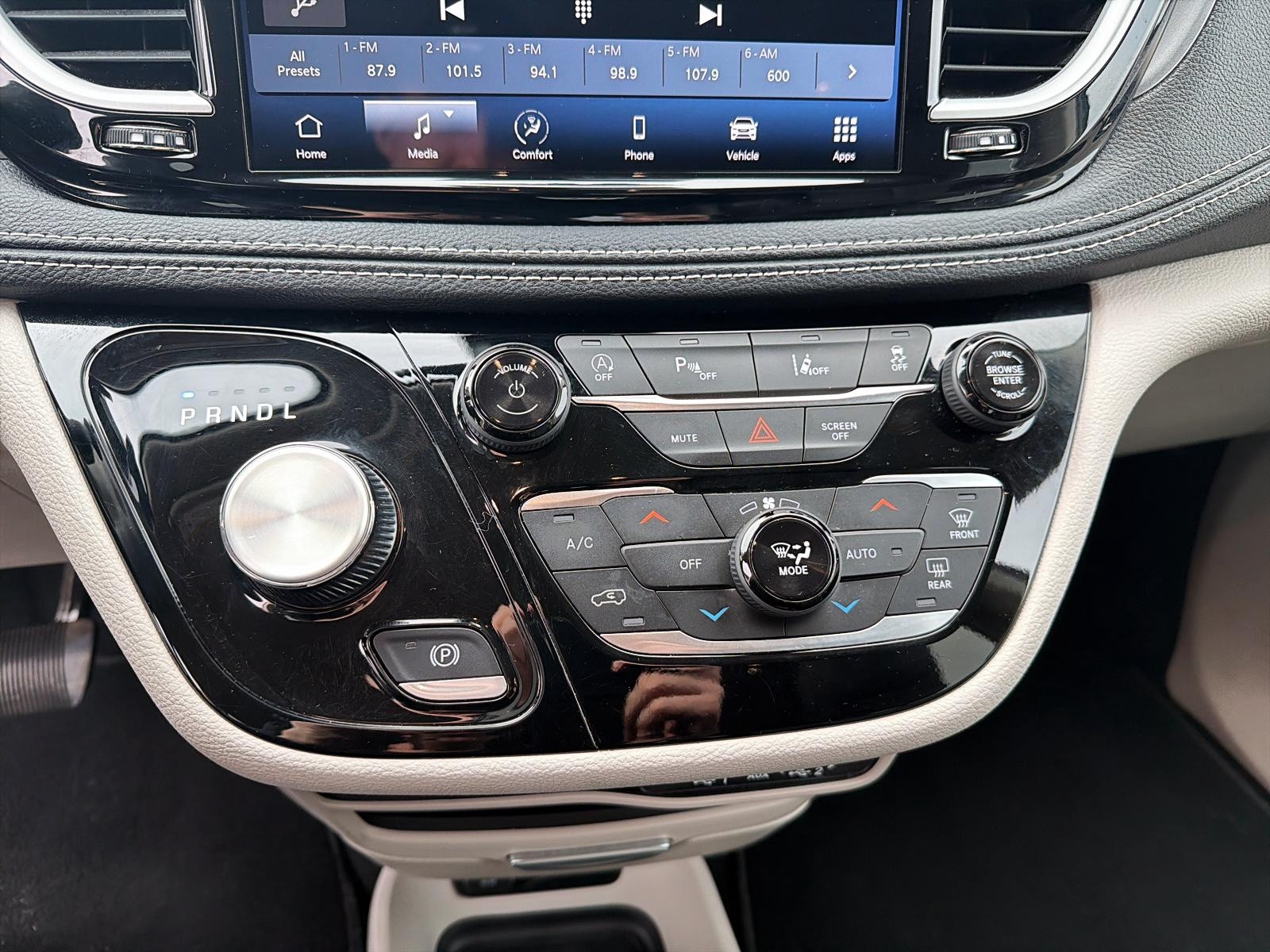 2023 Chrysler Pacifica Touring-L