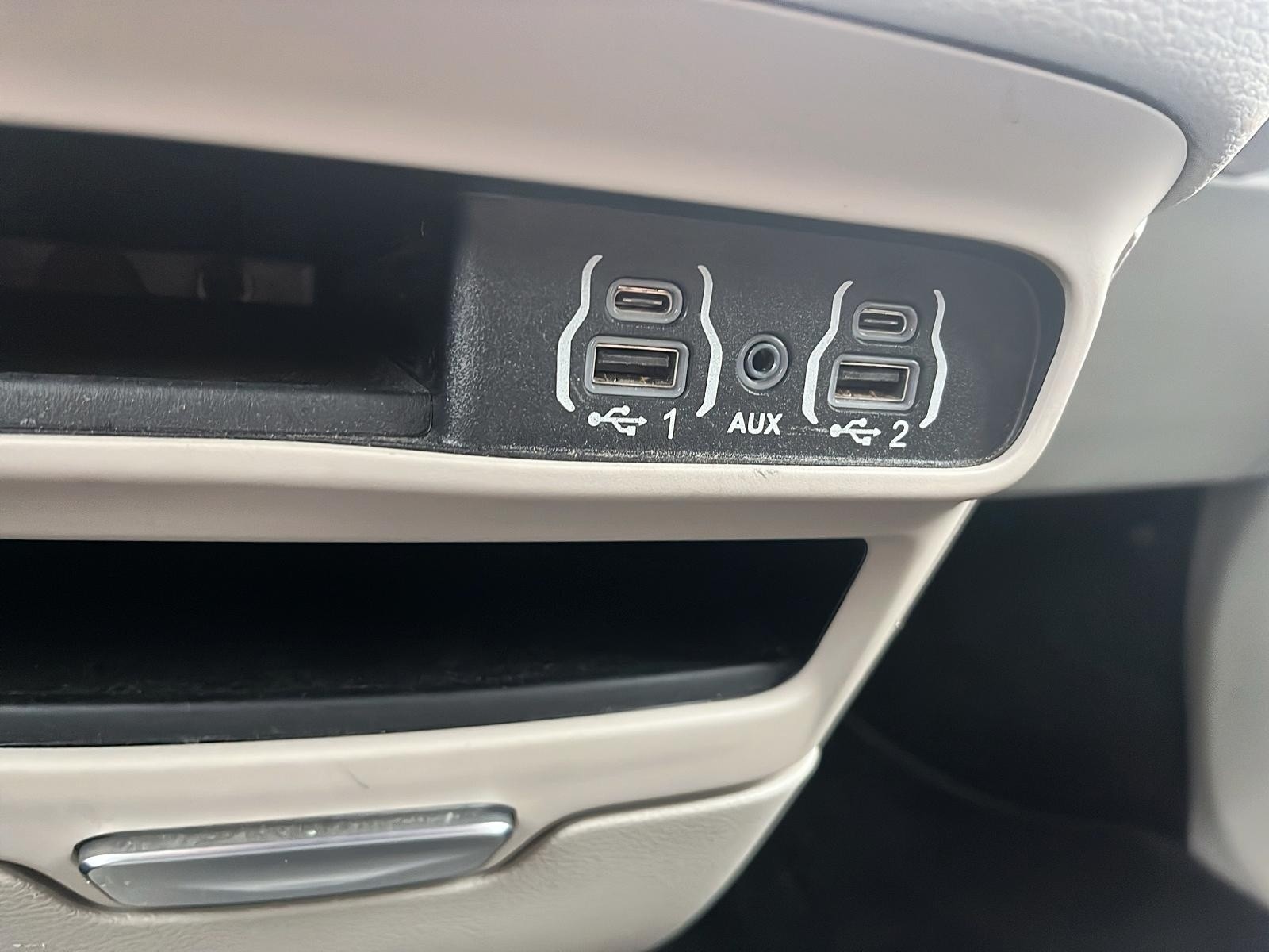 2023 Chrysler Pacifica Touring-L