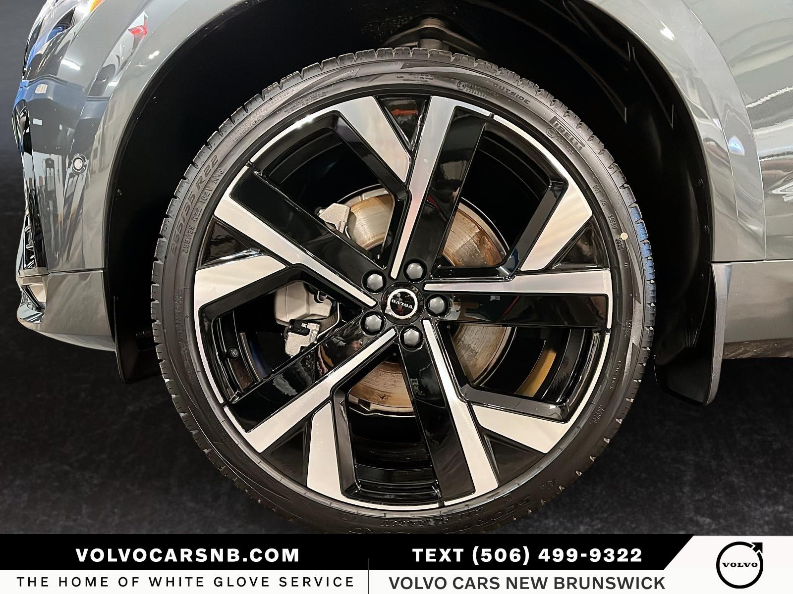 2026 Volvo XC60 B5 Ultra Dark Theme