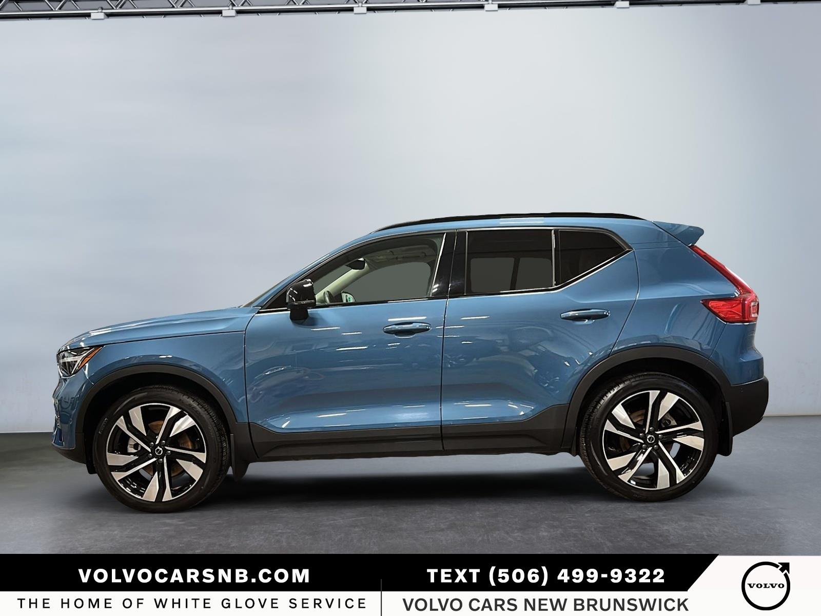 2025 Volvo XC40 B5 Plus Dark Theme