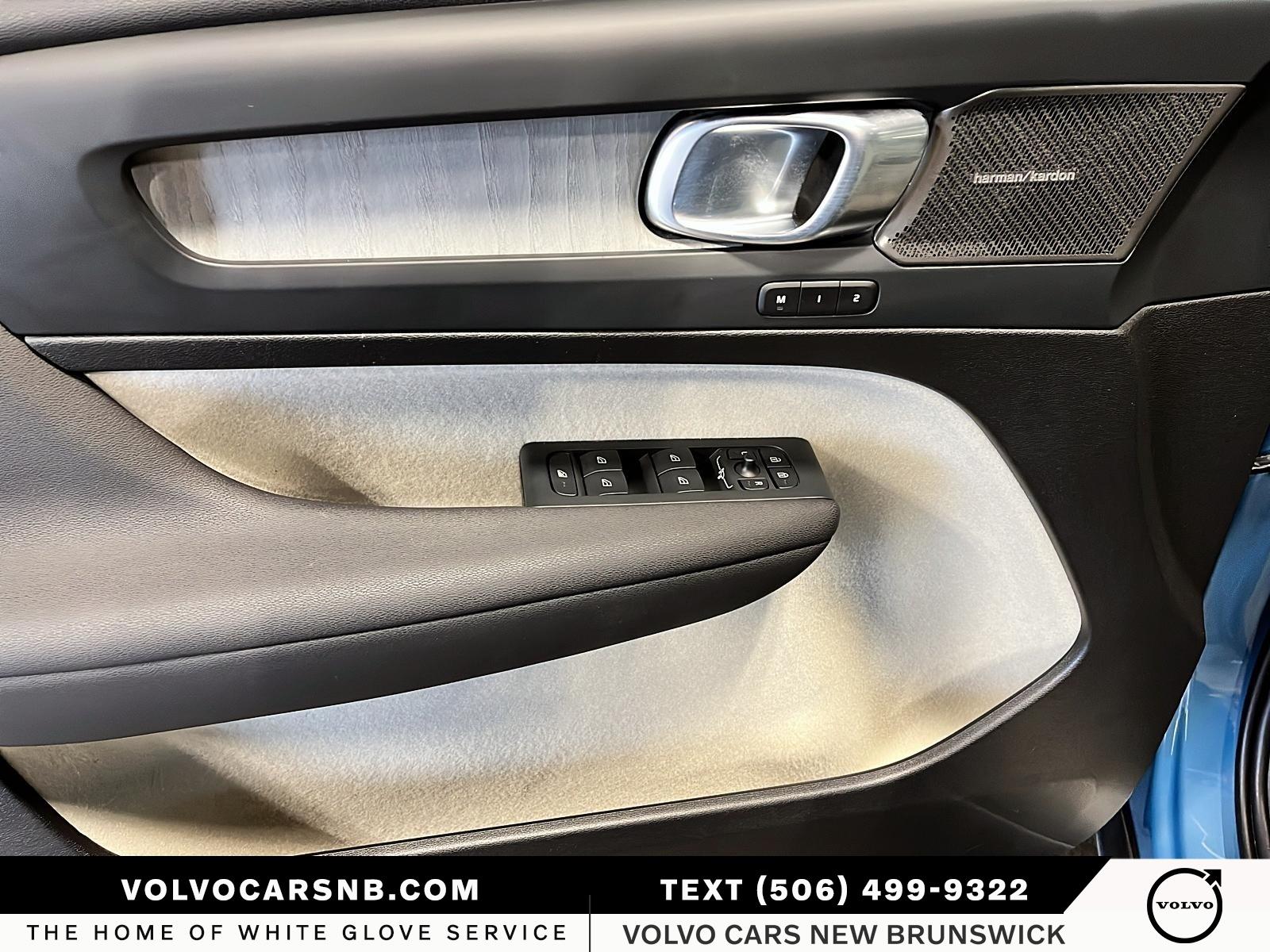 2025 Volvo XC40 B5 Plus Dark Theme