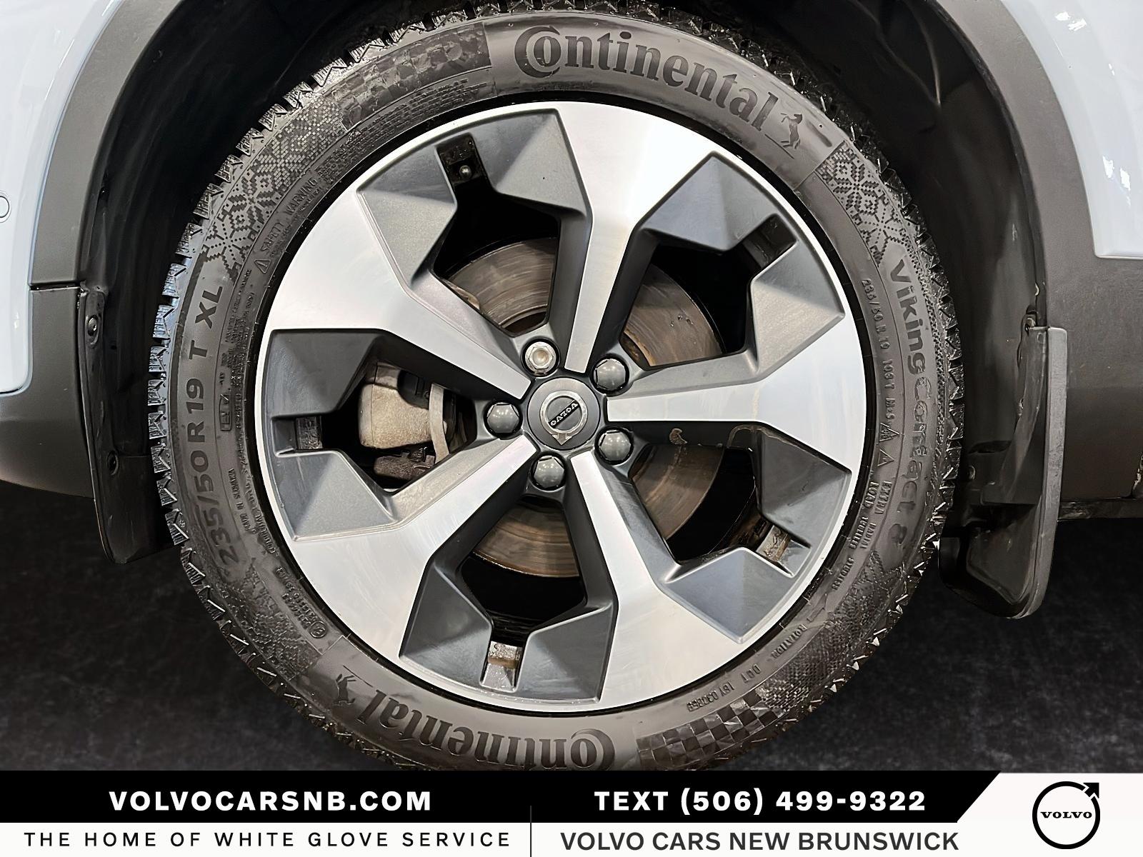 2025 Volvo XC40 B5 Plus Dark Theme