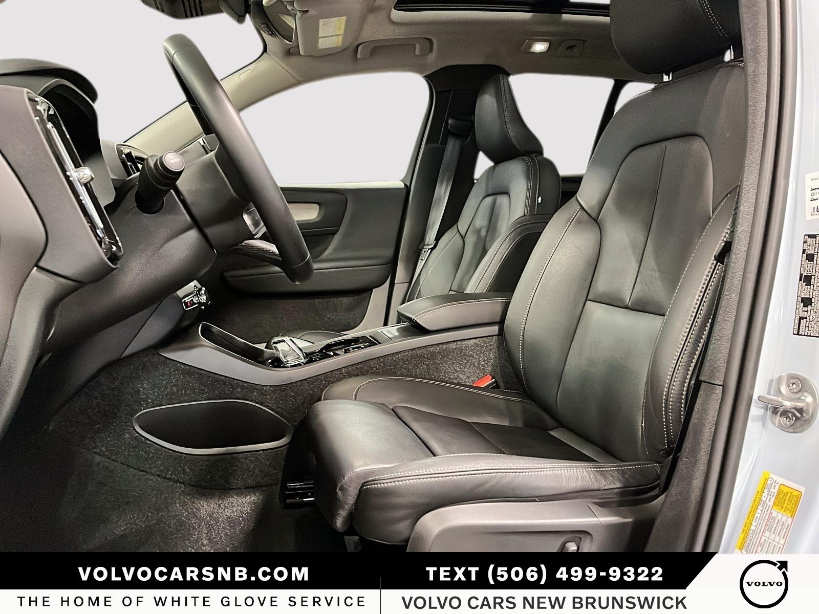 2025 Volvo XC40 B5 Plus Dark Theme