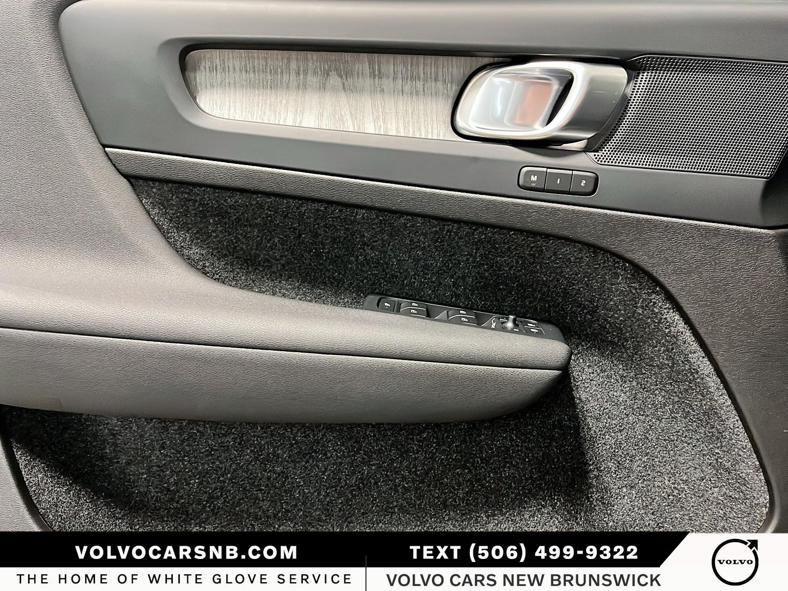 2025 Volvo XC40 B5 Plus Dark Theme