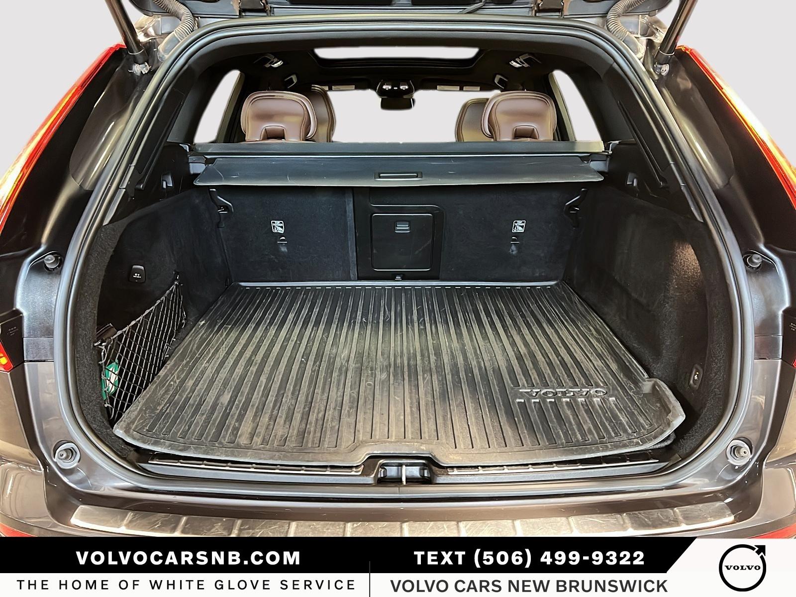 2024 Volvo XC60 Recharge Plug-In Hybrid T8 Ultimate Dark Theme