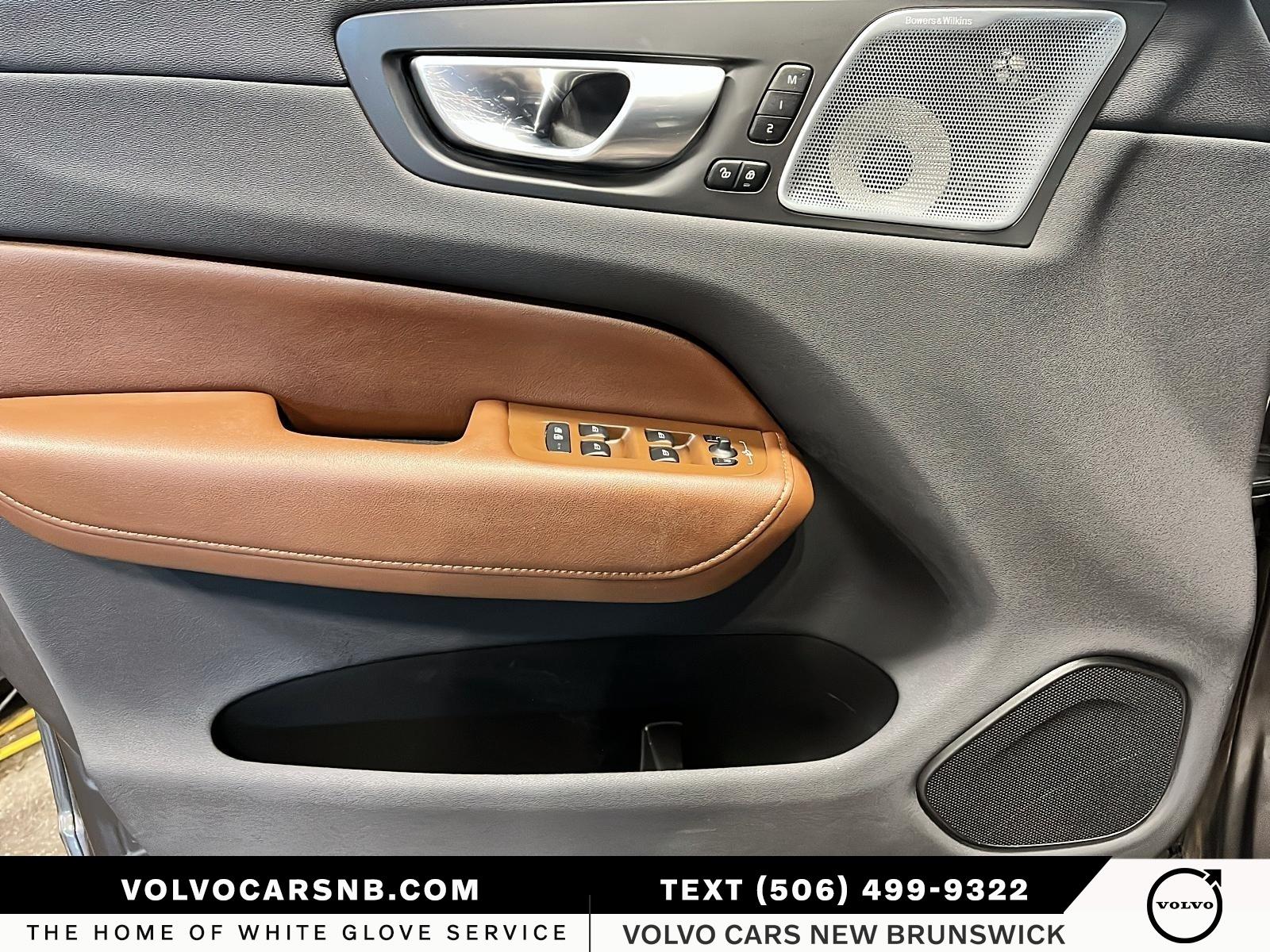 2024 Volvo XC60 Recharge Plug-In Hybrid T8 Ultimate Dark Theme