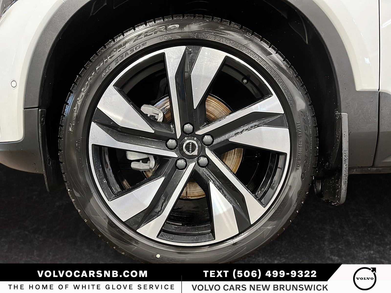 2026 Volvo XC40 B5 Plus Dark Theme