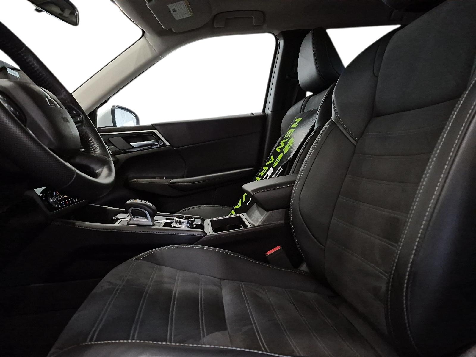 2024 Mitsubishi Outlander Plug-In Hybrid LE