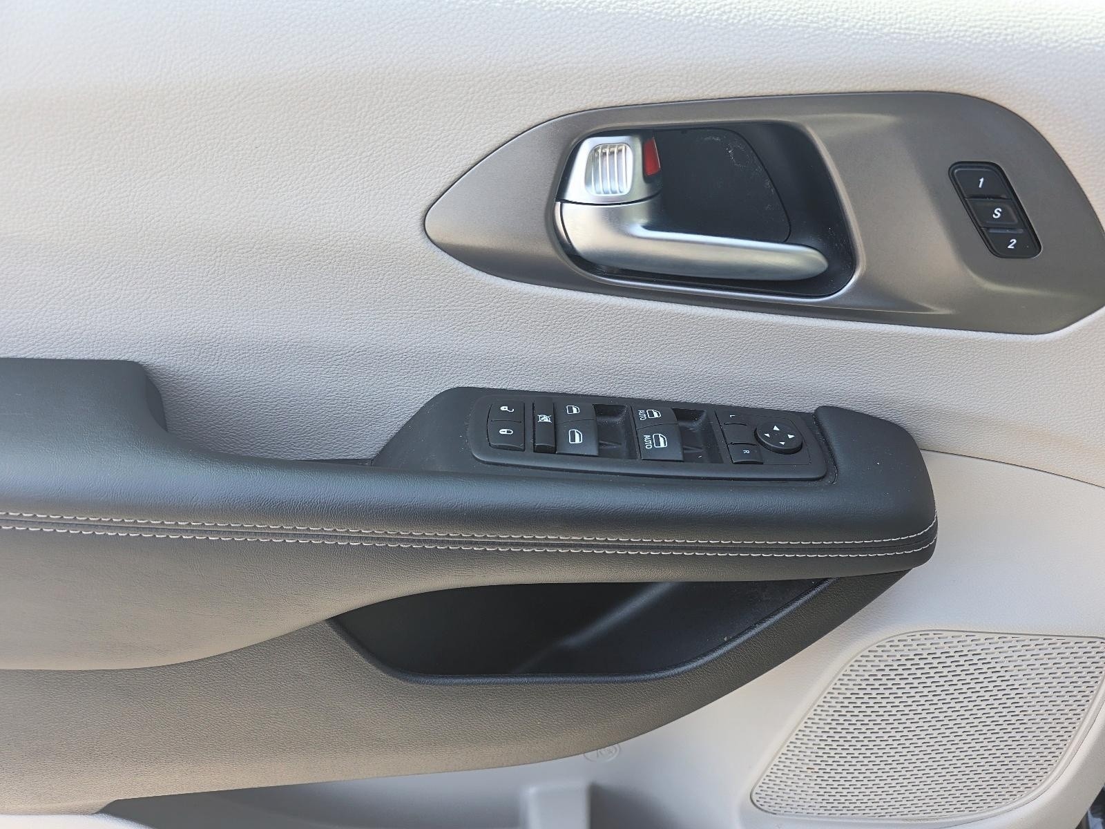 2023 Chrysler Pacifica Touring-L