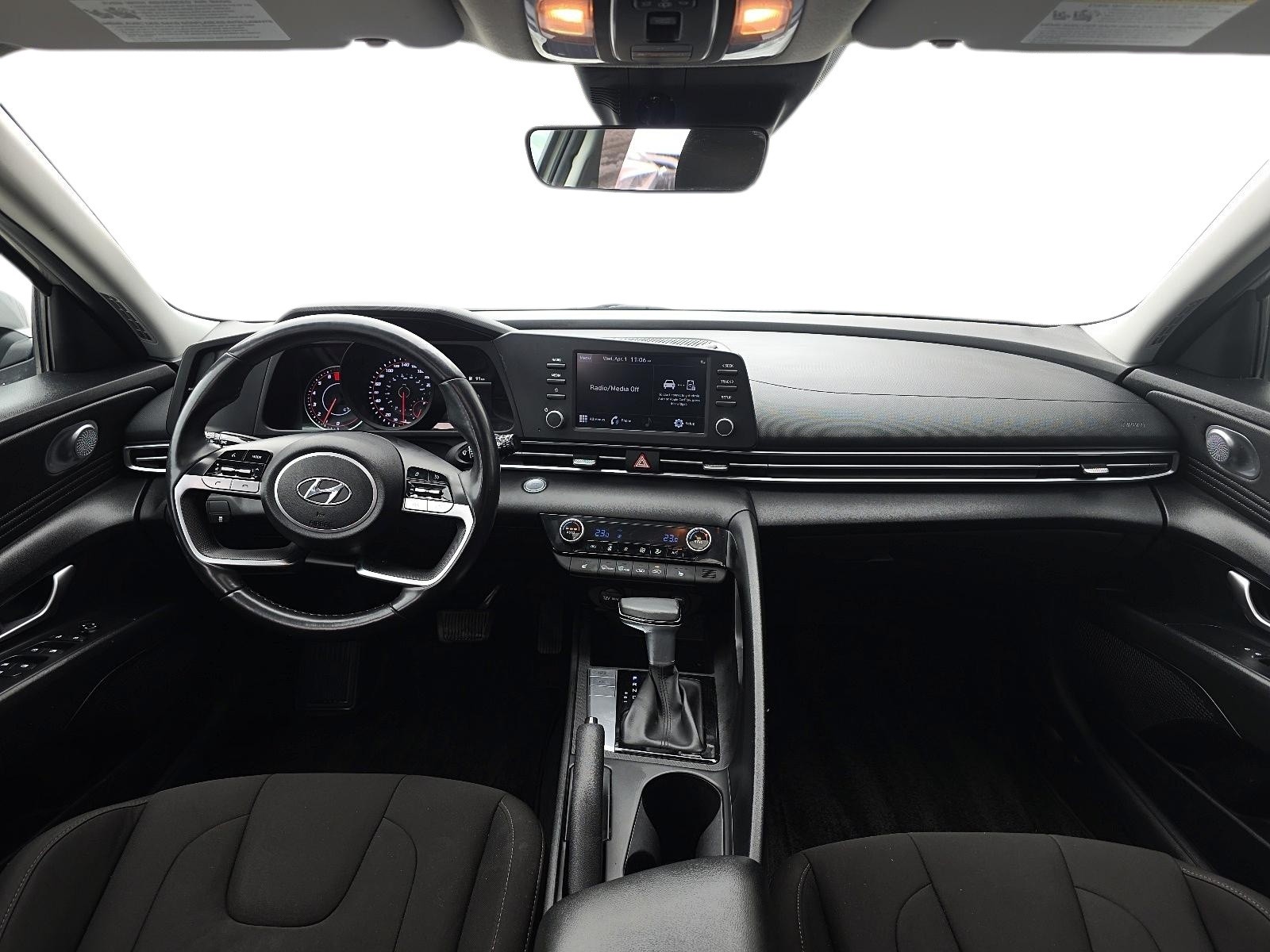 2022 Hyundai Elantra Preferred w/Sun & Tech Pkg