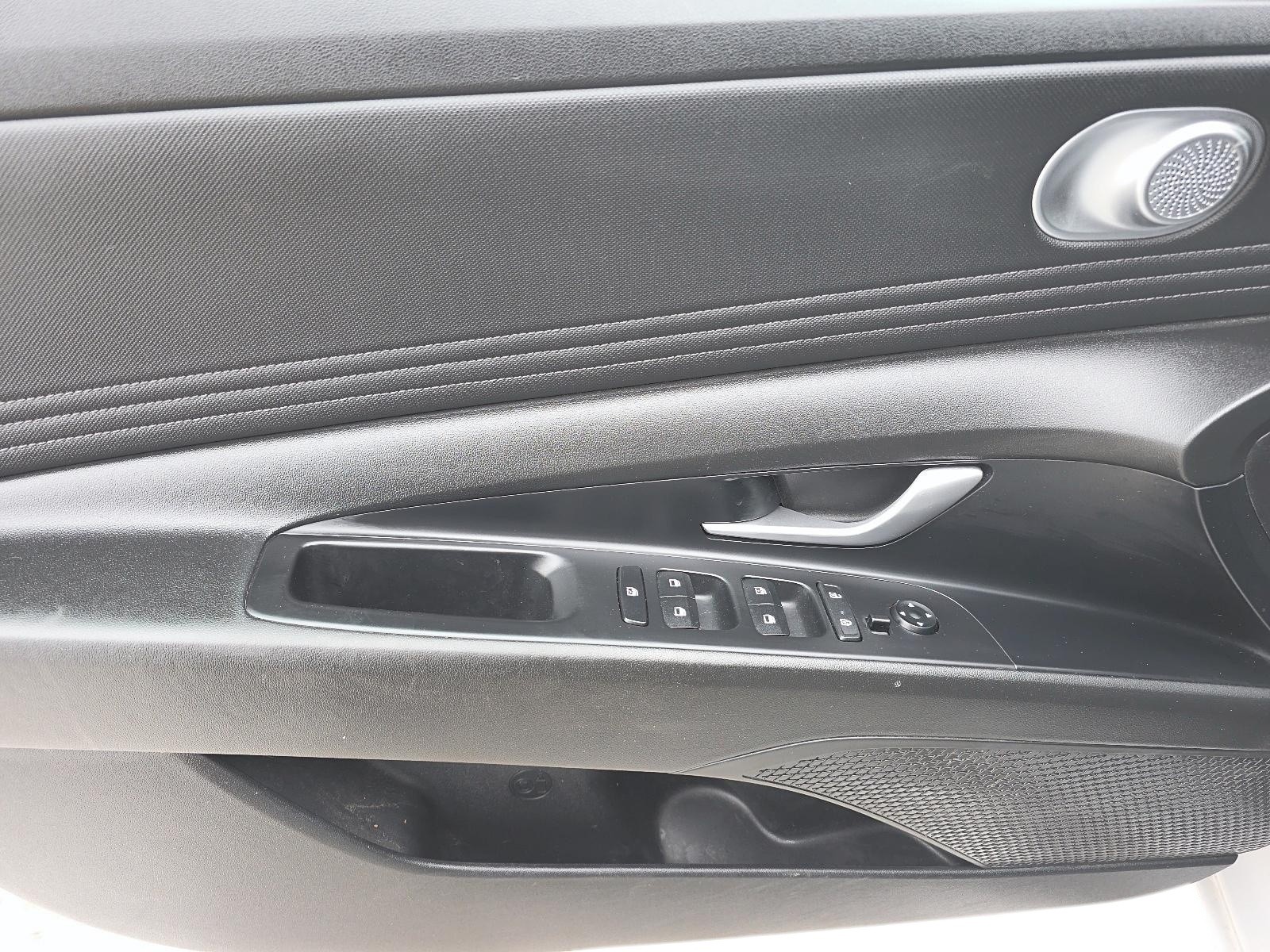 2022 Hyundai Elantra Preferred w/Sun & Tech Pkg