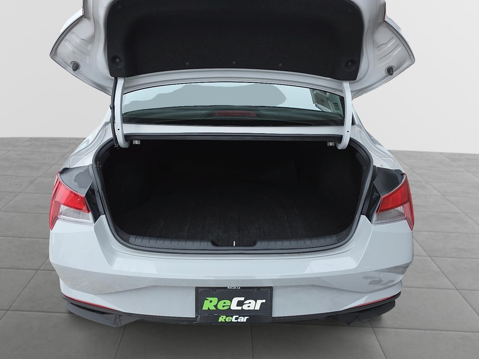 2022 Hyundai Elantra Preferred w/Sun & Tech Pkg