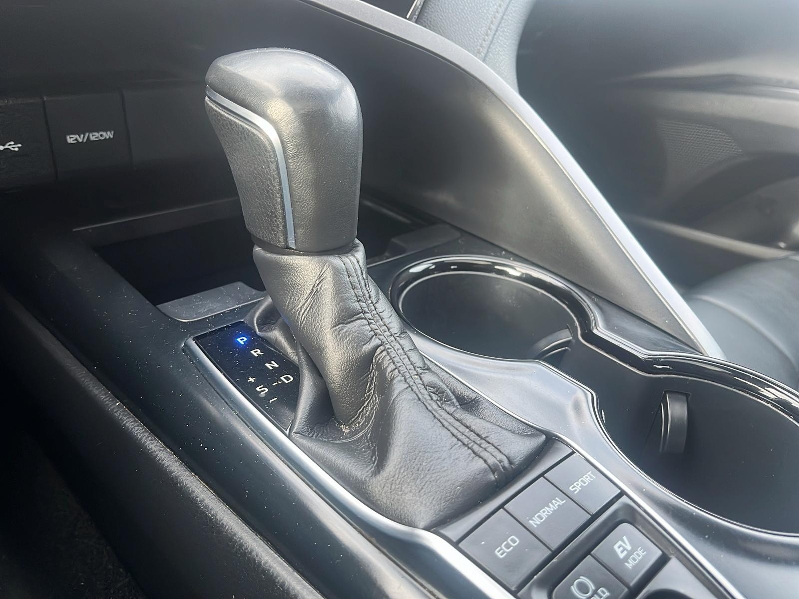 2020 Toyota Camry Hybrid SE