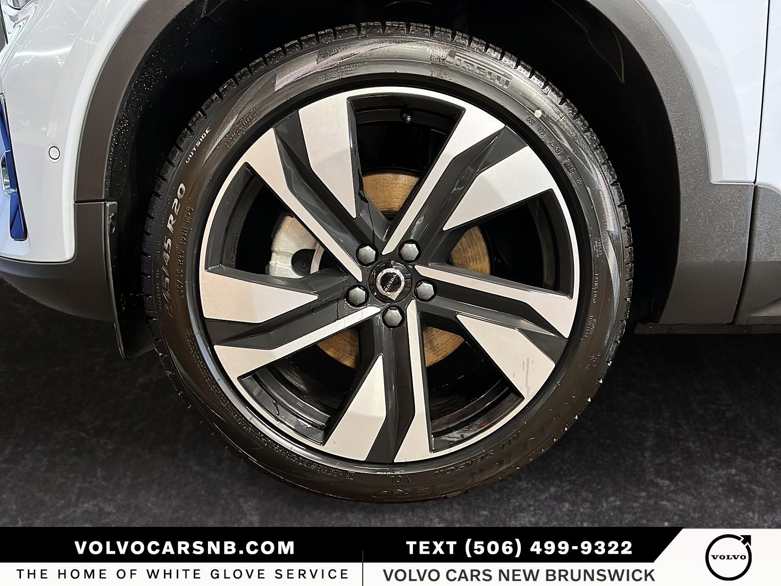 2026 Volvo XC40 B5 Plus Dark Theme