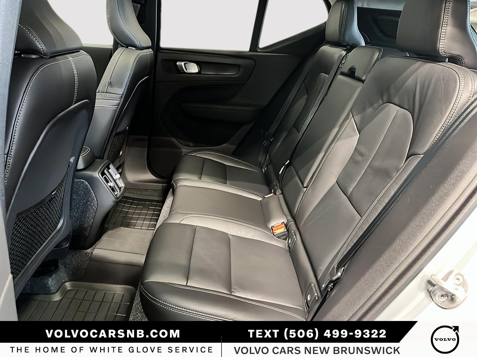 2026 Volvo XC40 B5 Ultra Dark Theme