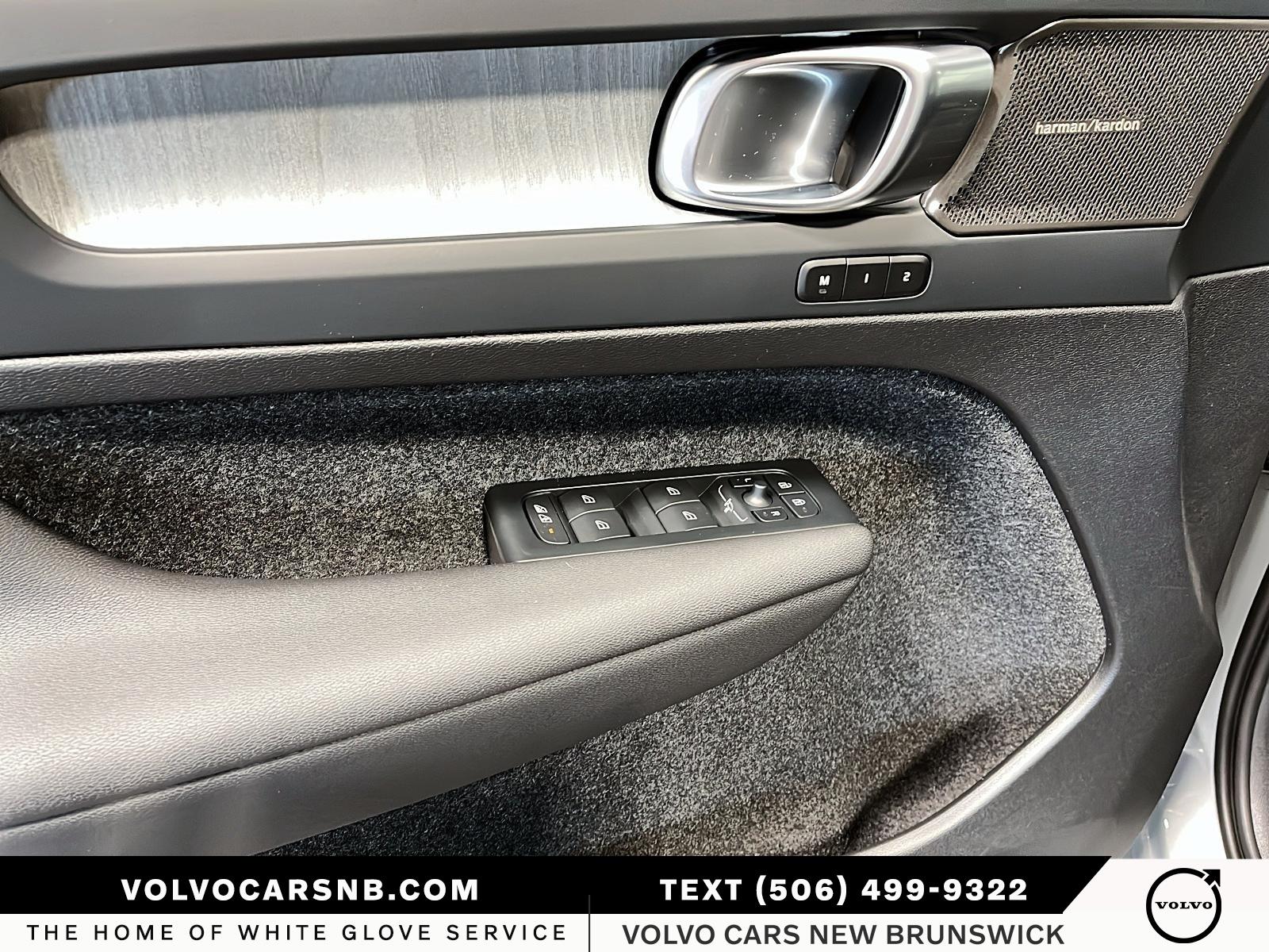 2026 Volvo XC40 B5 Ultra Dark Theme