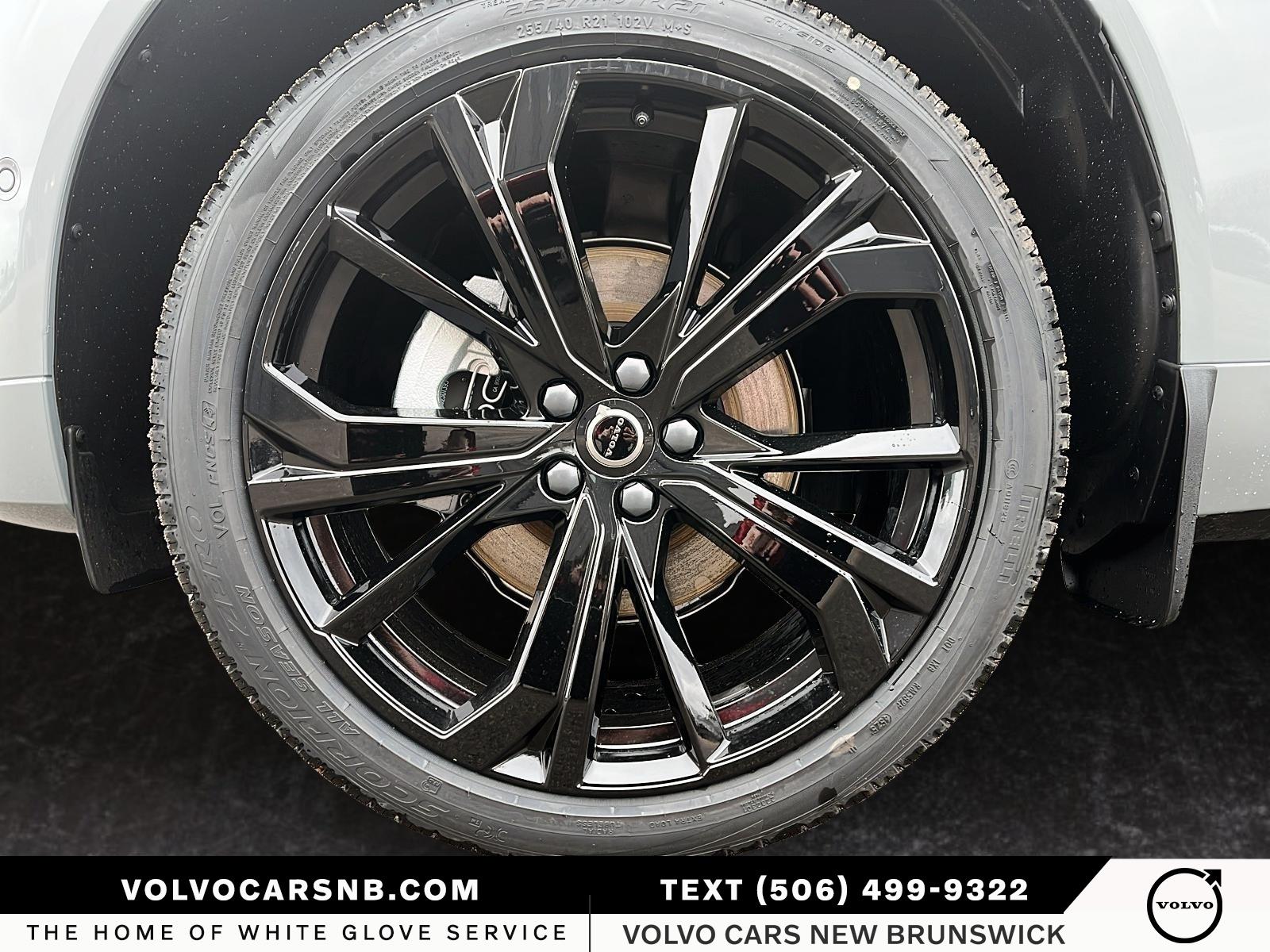 2026 Volvo XC60 B5 Ultra Black Edition